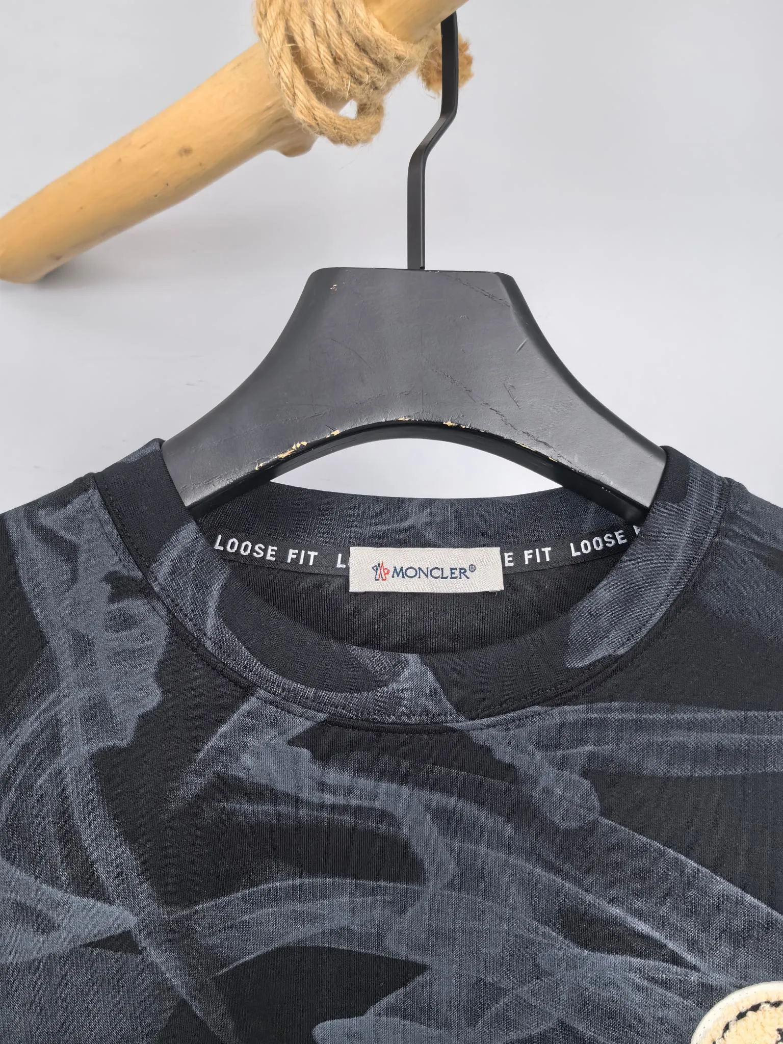 P420 MONCLER 2025 Autumn and Winter New Design Sweatshirt Official website synchronized! This T-shirt combines minimalist design with exquisite details. The oversize trim is reminiscent of Tyrolean dress details, summoning modern new ideas, creating a different conceptual pattern, and injecting rich connotation into the traditional cotton T-shirt. The LOGO on the front graphic webbing is unique and makes the brand more distinguished. It highlights the style of a big brand, sets off the minimalist design style, and reveals the elegance at a glance! As a brand that pursues design and tailoring techniques, the materials used will never disappoint! The body of this shirt is made of Solona cotton blended 400g fabric, which is noble and exquisite. The cotton surface is full, soft and skin-friendly. In short, such a classic style is a must-have for autumn and winter! M-3XL