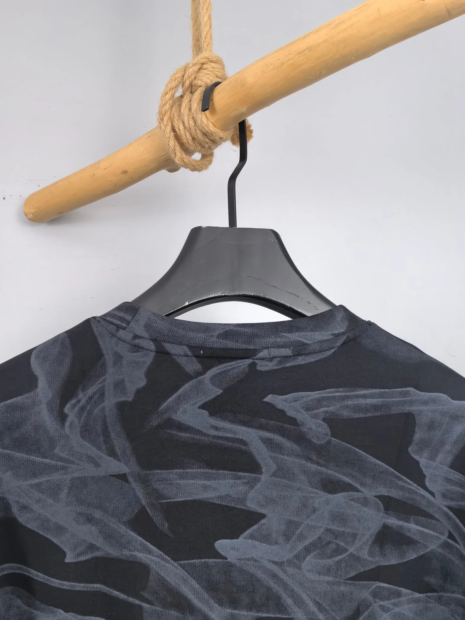P420 MONCLER 2025 Autumn and Winter New Design Sweatshirt Official website synchronized! This T-shirt combines minimalist design with exquisite details. The oversize trim is reminiscent of Tyrolean dress details, summoning modern new ideas, creating a different conceptual pattern, and injecting rich connotation into the traditional cotton T-shirt. The LOGO on the front graphic webbing is unique and makes the brand more distinguished. It highlights the style of a big brand, sets off the minimalist design style, and reveals the elegance at a glance! As a brand that pursues design and tailoring techniques, the materials used will never disappoint! The body of this shirt is made of Solona cotton blended 400g fabric, which is noble and exquisite. The cotton surface is full, soft and skin-friendly. In short, such a classic style is a must-have for autumn and winter! M-3XL
