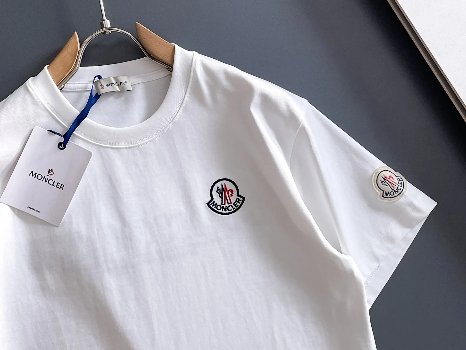 P190 💎MONCLER selects 340 grams of customized fabrics, high weight [top quality], special embroidery technology + customized seal embellishment, same style for men and women. Size: S M L XL XXL Color: Black White