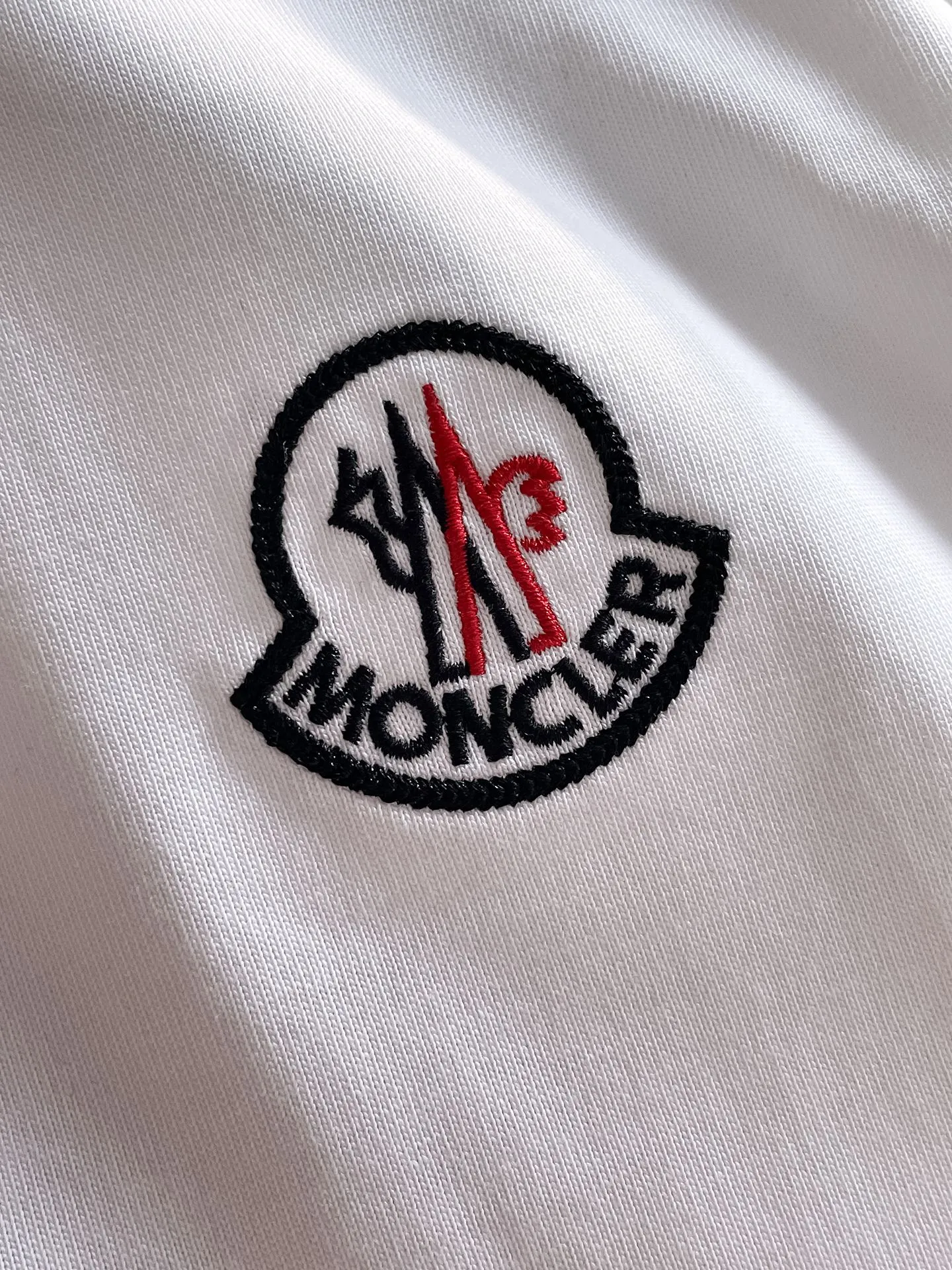 P190 💎MONCLER selects 340 grams of customized fabrics, high weight [top quality], special embroidery technology + customized seal embellishment, same style for men and women. Size: S M L XL XXL Color: Black White