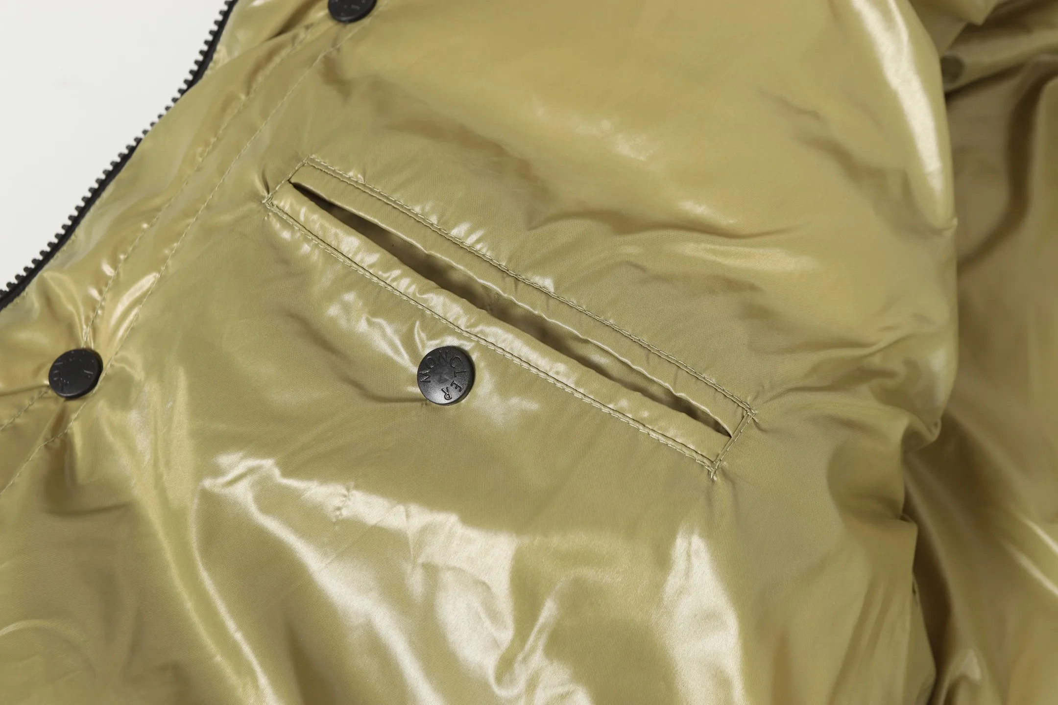 P860 MONCLER/Mask 1952 Green Fat Man Long-sleeved Down Jacket Muzzled DERVOX limited color matching 1952 co-branded men's goose down stand-up collar thickened buns can be made into couple models 95% European standard gooseneck down filling. Extremely full filling. 700+ fill power. The tag barcode model number corresponds to the official website. The tag has built-in NFC electronic induction anti-counterfeiting) Dervox down is made of lightweight nylon Made of laqué fabric, it's comfortable and warm without being bulky. This short style features an internal shoulder strap that can be carried as a carry when the weather heats up, making it ideal for urban or alpine wear. Made in pop tones, it's finished with a bold logo patch. Details Made of lightweight nvlon laqué fabric Color: Black Blue/Black Green/Coffee Blue Size: 1/2/3/4/5