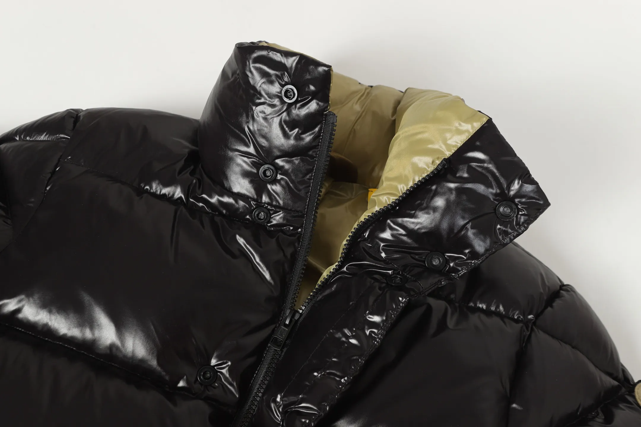 P860 MONCLER/Mask 1952 Green Fat Man Long-sleeved Down Jacket Muzzled DERVOX limited color matching 1952 co-branded men's goose down stand-up collar thickened buns can be made into couple models 95% European standard gooseneck down filling. Extremely full filling. 700+ fill power. The tag barcode model number corresponds to the official website. The tag has built-in NFC electronic induction anti-counterfeiting) Dervox down is made of lightweight nylon Made of laqué fabric, it's comfortable and warm without being bulky. This short style features an internal shoulder strap that can be carried as a carry when the weather heats up, making it ideal for urban or alpine wear. Made in pop tones, it's finished with a bold logo patch. Details Made of lightweight nvlon laqué fabric Color: Black Blue/Black Green/Coffee Blue Size: 1/2/3/4/5
