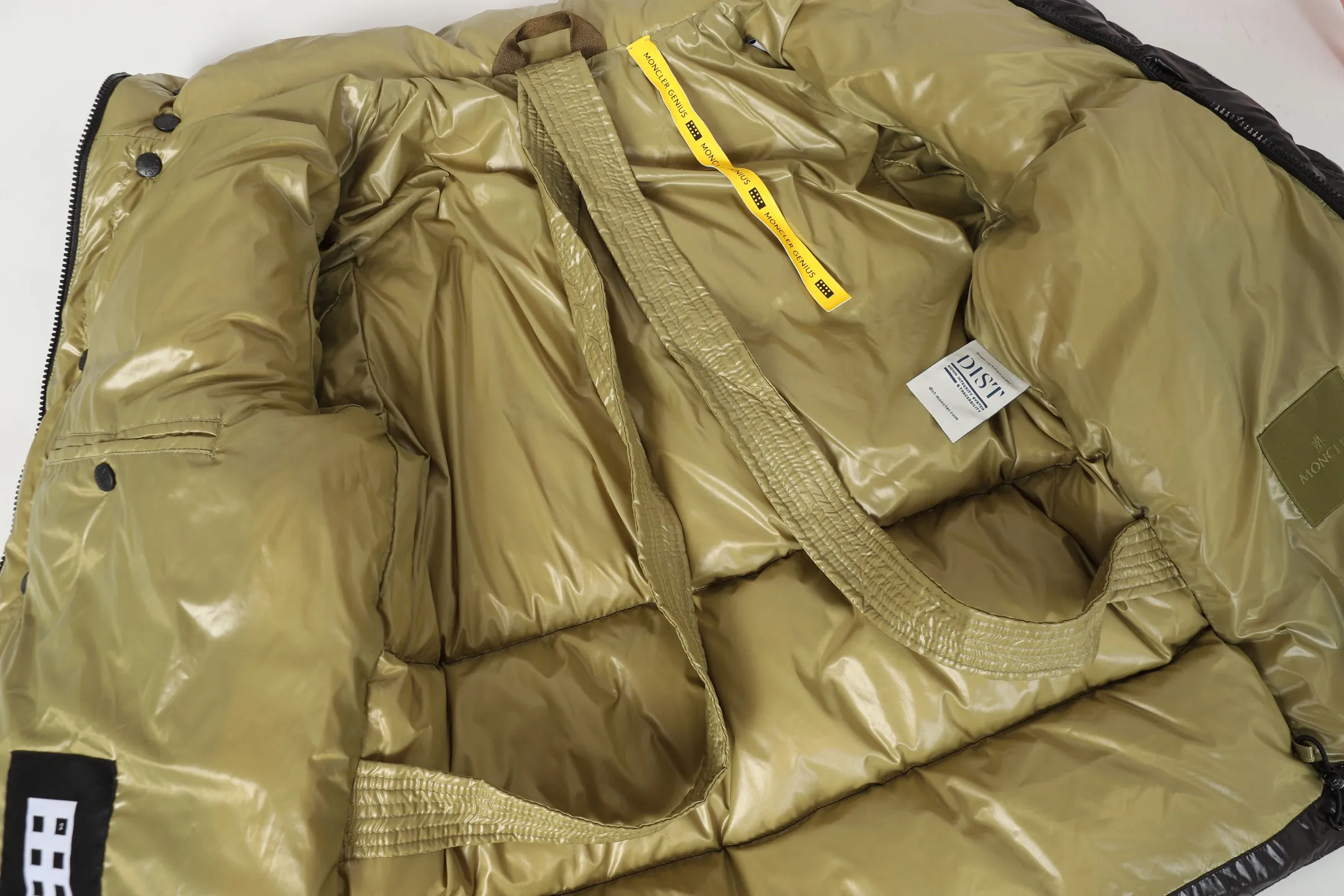 P860 MONCLER/Mask 1952 Green Fat Man Long-sleeved Down Jacket Muzzled DERVOX limited color matching 1952 co-branded men's goose down stand-up collar thickened buns can be made into couple models 95% European standard gooseneck down filling. Extremely full filling. 700+ fill power. The tag barcode model number corresponds to the official website. The tag has built-in NFC electronic induction anti-counterfeiting) Dervox down is made of lightweight nylon Made of laqué fabric, it's comfortable and warm without being bulky. This short style features an internal shoulder strap that can be carried as a carry when the weather heats up, making it ideal for urban or alpine wear. Made in pop tones, it's finished with a bold logo patch. Details Made of lightweight nvlon laqué fabric Color: Black Blue/Black Green/Coffee Blue Size: 1/2/3/4/5