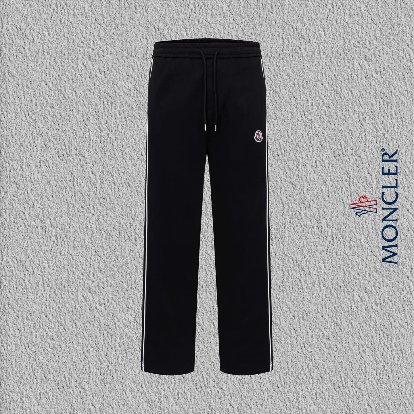 P230 Style No. B168 Masked small label flame embroidered line webbing sweatpants MONCLER official website consistent style Fabric: 450g high-weight premium composite fabric Same color woven and dyed elastic waist in the same color Classic letter small label full embroidery➕customized ribbon Supporting: complete three labels Cardboard oil paper code sticker packaging High temperature pre-shrinking process before production will not shrink and deformation Imported machine professional plate production os version Can wear up to 200 pounds. The size is measured manually. The error of 2-3cm is normal. Color: black gray size: s m l xl