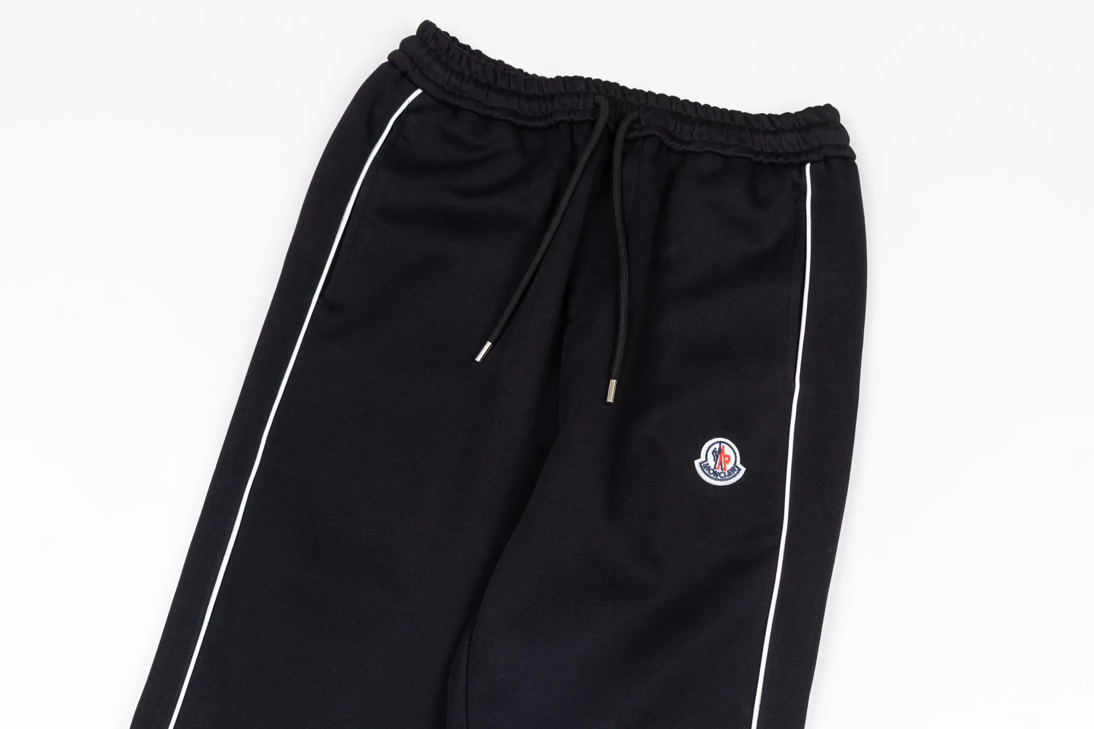 P230 Style No. B168 Masked small label flame embroidered line webbing sweatpants MONCLER official website consistent style Fabric: 450g high-weight premium composite fabric Same color woven and dyed elastic waist in the same color Classic letter small label full embroidery➕customized ribbon Supporting: complete three labels Cardboard oil paper code sticker packaging High temperature pre-shrinking process before production will not shrink and deformation Imported machine professional plate production os version Can wear up to 200 pounds. The size is measured manually. The error of 2-3cm is normal. Color: black gray size: s m l xl