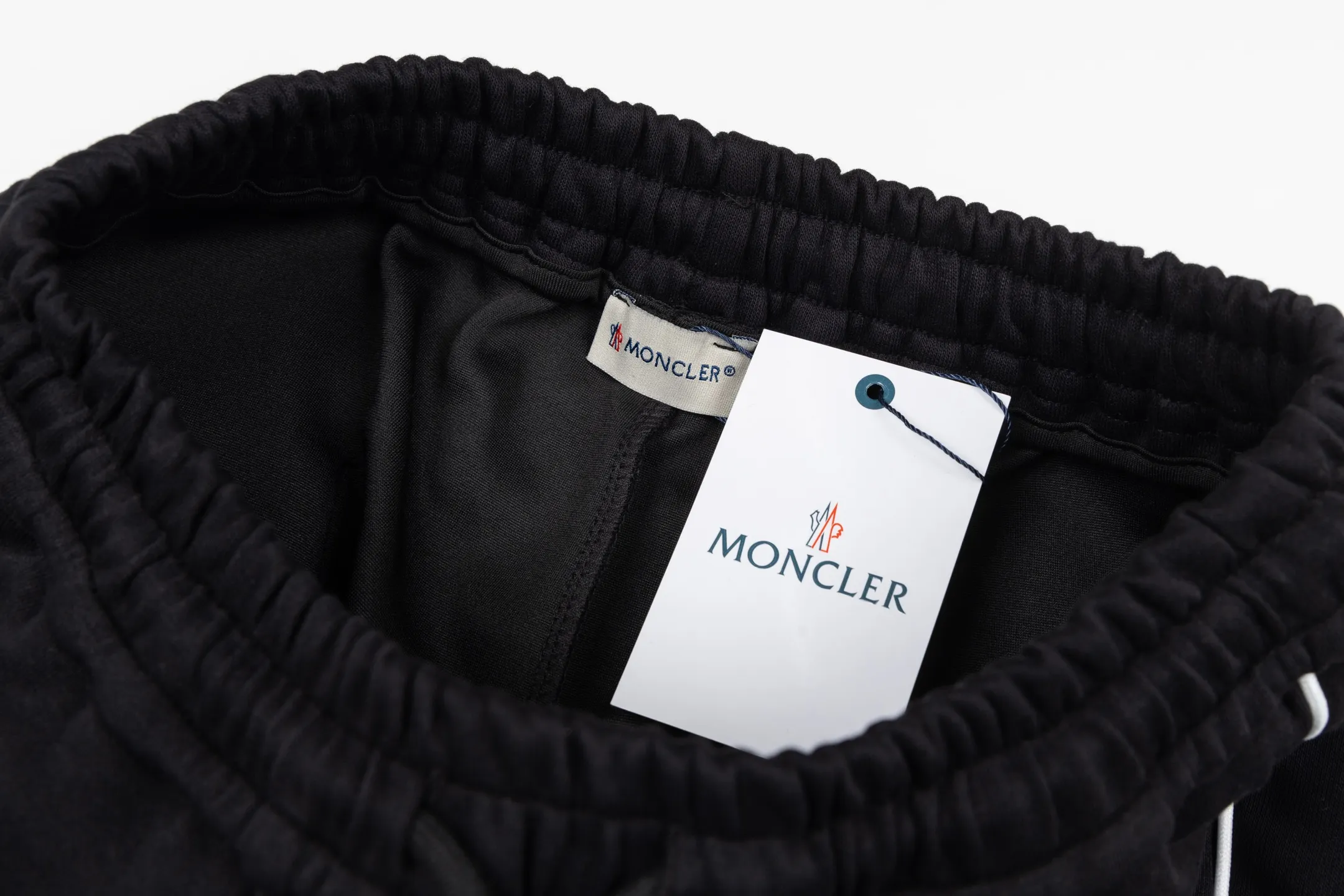 P230 Style No. B168 Masked small label flame embroidered line webbing sweatpants MONCLER official website consistent style Fabric: 450g high-weight premium composite fabric Same color woven and dyed elastic waist in the same color Classic letter small label full embroidery➕customized ribbon Supporting: complete three labels Cardboard oil paper code sticker packaging High temperature pre-shrinking process before production will not shrink and deformation Imported machine professional plate production os version Can wear up to 200 pounds. The size is measured manually. The error of 2-3cm is normal. Color: black gray size: s m l xl