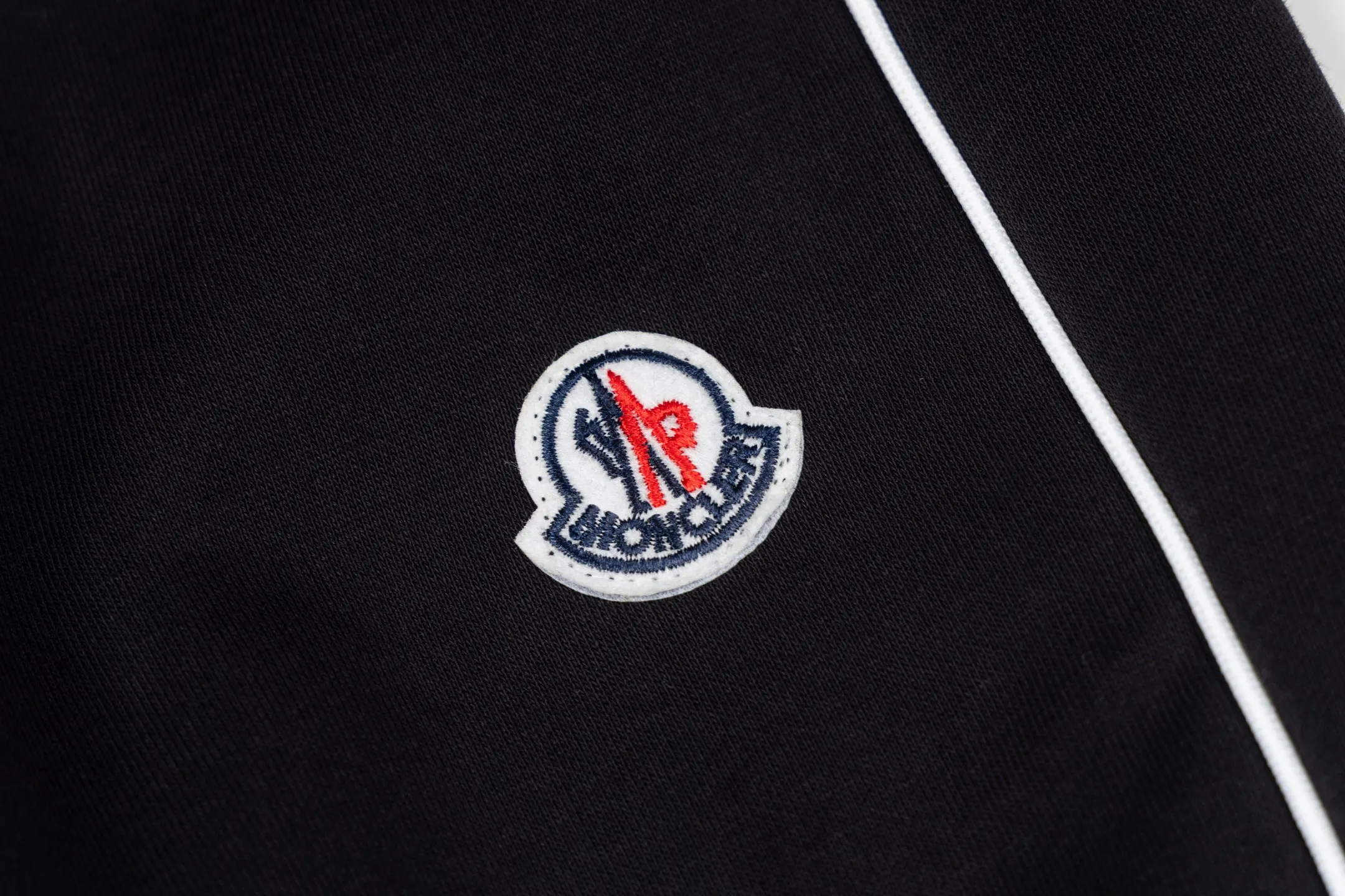 P230 Style No. B168 Masked small label flame embroidered line webbing sweatpants MONCLER official website consistent style Fabric: 450g high-weight premium composite fabric Same color woven and dyed elastic waist in the same color Classic letter small label full embroidery➕customized ribbon Supporting: complete three labels Cardboard oil paper code sticker packaging High temperature pre-shrinking process before production will not shrink and deformation Imported machine professional plate production os version Can wear up to 200 pounds. The size is measured manually. The error of 2-3cm is normal. Color: black gray size: s m l xl