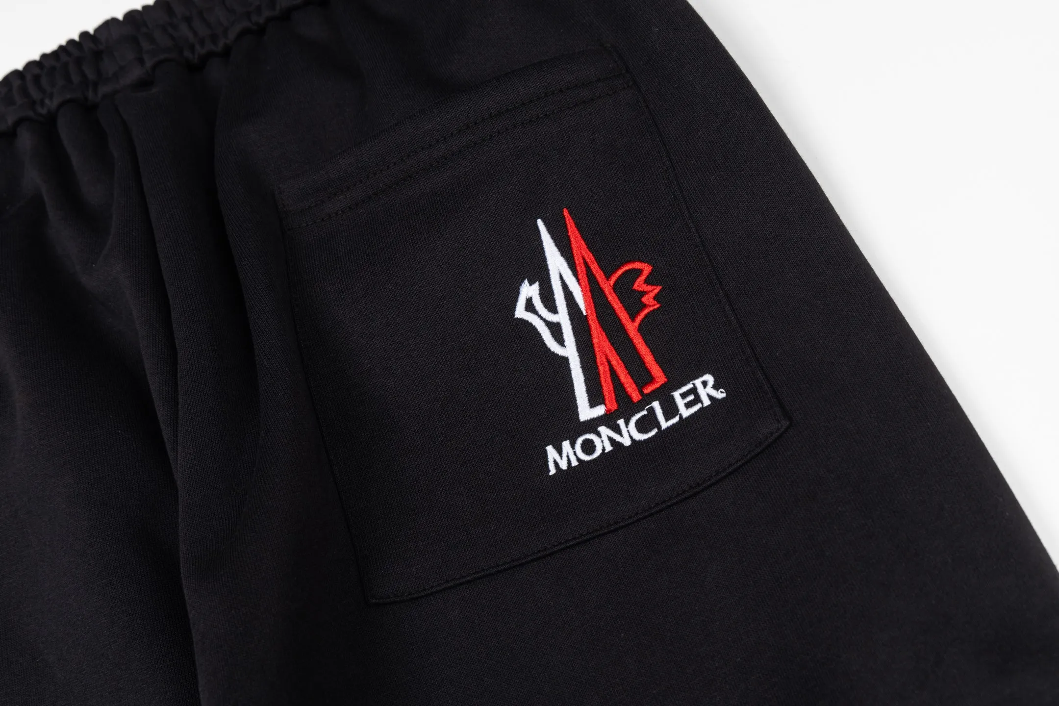 P230 Style No. B168 Masked small label flame embroidered line webbing sweatpants MONCLER official website consistent style Fabric: 450g high-weight premium composite fabric Same color woven and dyed elastic waist in the same color Classic letter small label full embroidery➕customized ribbon Supporting: complete three labels Cardboard oil paper code sticker packaging High temperature pre-shrinking process before production will not shrink and deformation Imported machine professional plate production os version Can wear up to 200 pounds. The size is measured manually. The error of 2-3cm is normal. Color: black gray size: s m l xl