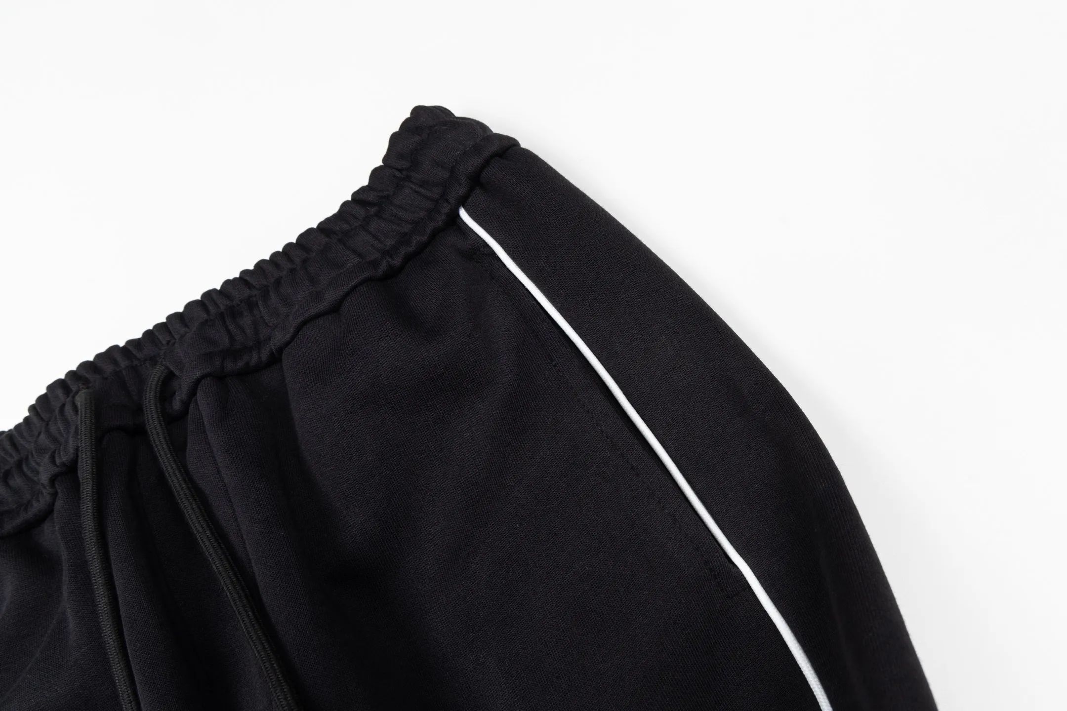 P230 Style No. B168 Masked small label flame embroidered line webbing sweatpants MONCLER official website consistent style Fabric: 450g high-weight premium composite fabric Same color woven and dyed elastic waist in the same color Classic letter small label full embroidery➕customized ribbon Supporting: complete three labels Cardboard oil paper code sticker packaging High temperature pre-shrinking process before production will not shrink and deformation Imported machine professional plate production os version Can wear up to 200 pounds. The size is measured manually. The error of 2-3cm is normal. Color: black gray size: s m l xl