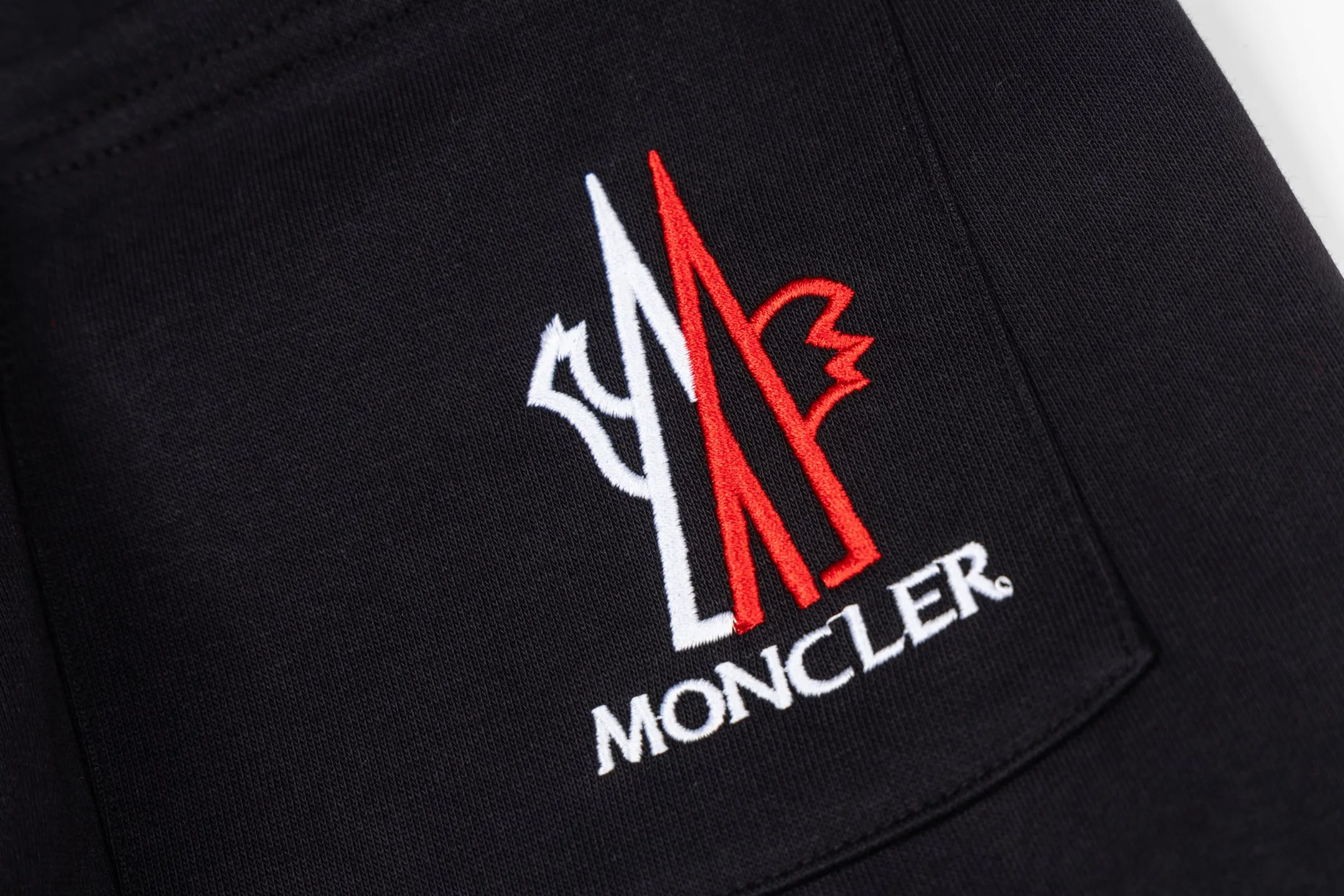 P230 Style No. B168 Masked small label flame embroidered line webbing sweatpants MONCLER official website consistent style Fabric: 450g high-weight premium composite fabric Same color woven and dyed elastic waist in the same color Classic letter small label full embroidery➕customized ribbon Supporting: complete three labels Cardboard oil paper code sticker packaging High temperature pre-shrinking process before production will not shrink and deformation Imported machine professional plate production os version Can wear up to 200 pounds. The size is measured manually. The error of 2-3cm is normal. Color: black gray size: s m l xl