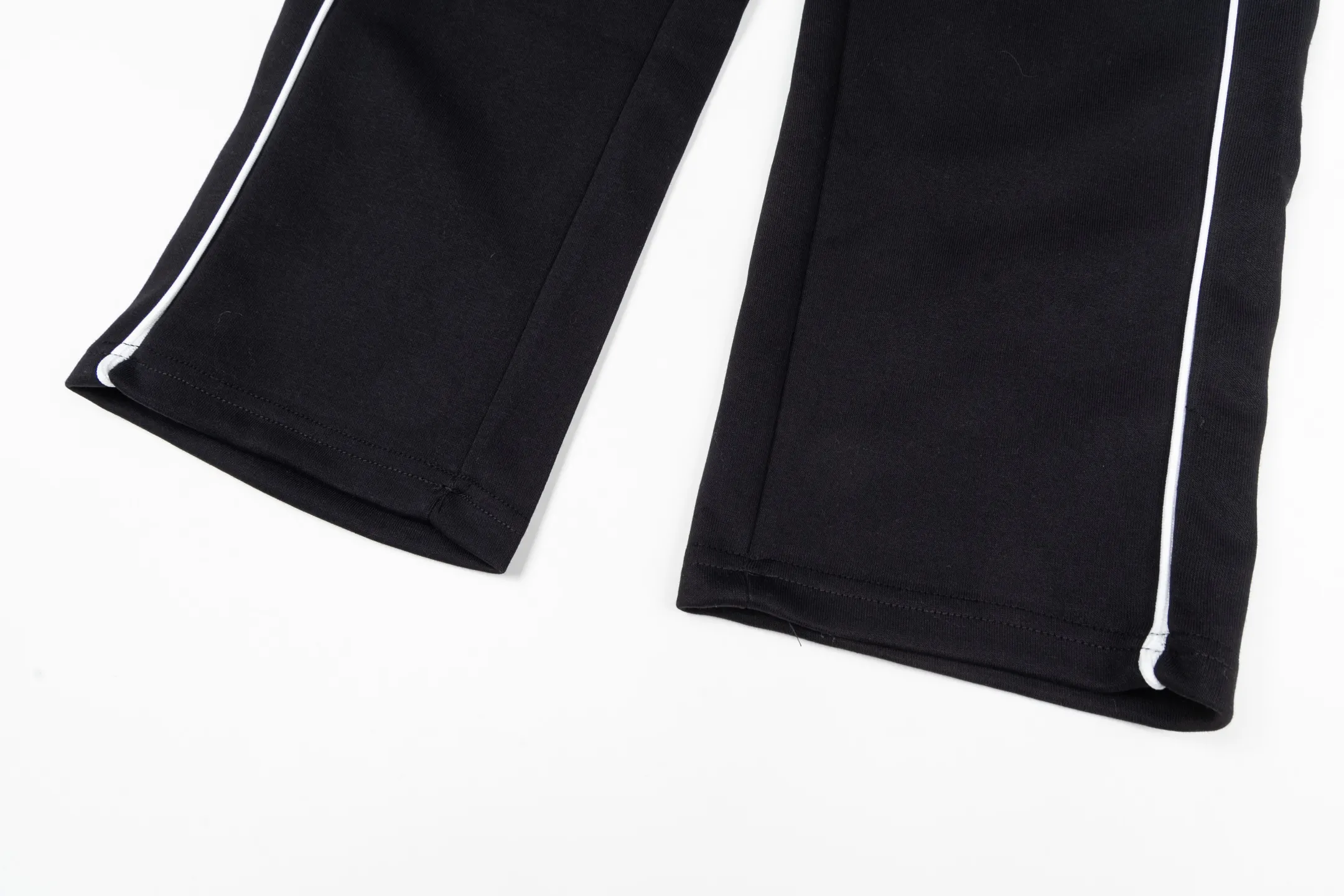 P230 Style No. B168 Masked small label flame embroidered line webbing sweatpants MONCLER official website consistent style Fabric: 450g high-weight premium composite fabric Same color woven and dyed elastic waist in the same color Classic letter small label full embroidery➕customized ribbon Supporting: complete three labels Cardboard oil paper code sticker packaging High temperature pre-shrinking process before production will not shrink and deformation Imported machine professional plate production os version Can wear up to 200 pounds. The size is measured manually. The error of 2-3cm is normal. Color: black gray size: s m l xl