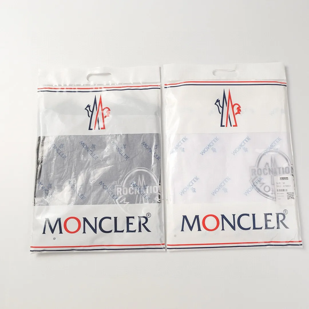 P130 Style No.: 831 〈MONCLER〉The price of the mousse is actually quite advantageous. Those who have been to the counters should know that the price of the mousse is not much cheaper than Gucci Burberry. It is just relatively low-key and unwilling to hype. It is a picture that you want to buy or not. It has an aloof existence... Exclusively customized 270 grams of 32-count double yarn smooth cotton. The texture is very soft and comfortable. 100% different from the top fabrics in the market (does not shrink, deform, or pill). Matched with 320g 1*1 thread (fabric threads are dyed in the same vat, no color difference, threads are not easy to deform) Color: Black White Size: S-XL