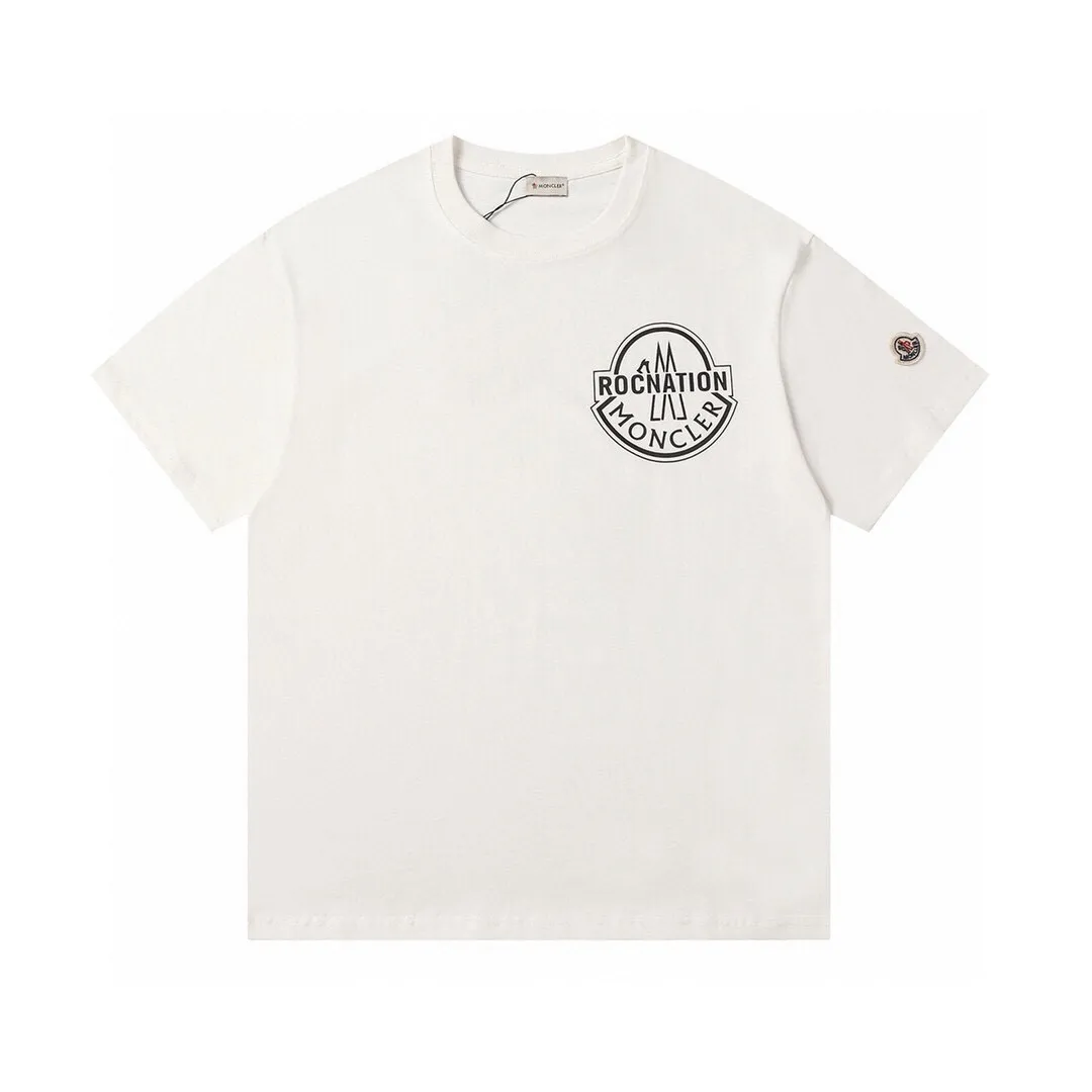 P130 Style No.: 831 〈MONCLER〉The price of the mousse is actually quite advantageous. Those who have been to the counters should know that the price of the mousse is not much cheaper than Gucci Burberry. It is just relatively low-key and unwilling to hype. It is a picture that you want to buy or not. It has an aloof existence... Exclusively customized 270 grams of 32-count double yarn smooth cotton. The texture is very soft and comfortable. 100% different from the top fabrics in the market (does not shrink, deform, or pill). Matched with 320g 1*1 thread (fabric threads are dyed in the same vat, no color difference, threads are not easy to deform) Color: Black White Size: S-XL