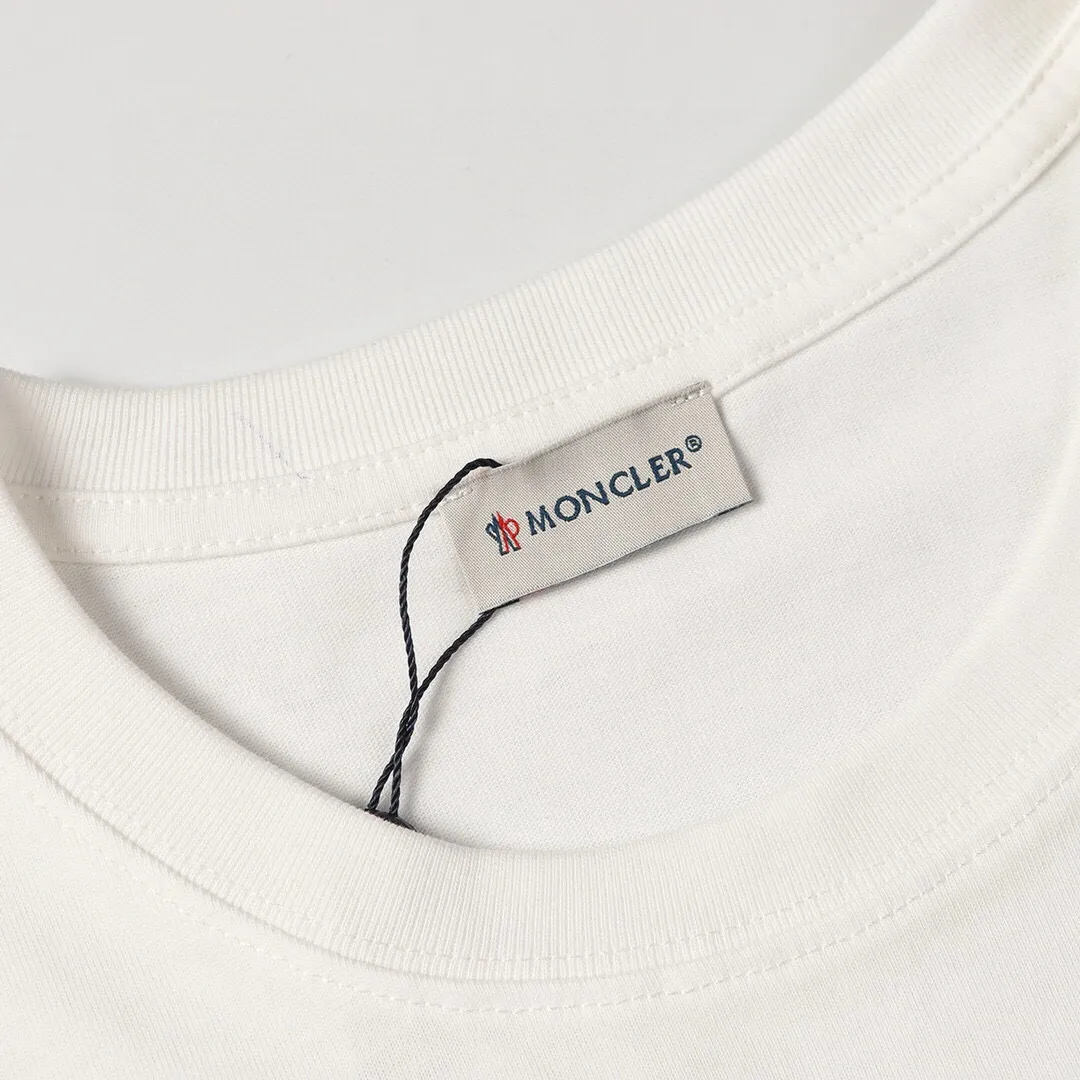 P130 Style No.: 831 〈MONCLER〉The price of the mousse is actually quite advantageous. Those who have been to the counters should know that the price of the mousse is not much cheaper than Gucci Burberry. It is just relatively low-key and unwilling to hype. It is a picture that you want to buy or not. It has an aloof existence... Exclusively customized 270 grams of 32-count double yarn smooth cotton. The texture is very soft and comfortable. 100% different from the top fabrics in the market (does not shrink, deform, or pill). Matched with 320g 1*1 thread (fabric threads are dyed in the same vat, no color difference, threads are not easy to deform) Color: Black White Size: S-XL