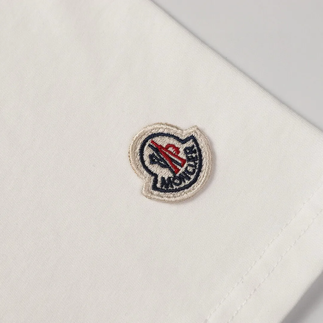 P130 Style No.: 831 〈MONCLER〉The price of the mousse is actually quite advantageous. Those who have been to the counters should know that the price of the mousse is not much cheaper than Gucci Burberry. It is just relatively low-key and unwilling to hype. It is a picture that you want to buy or not. It has an aloof existence... Exclusively customized 270 grams of 32-count double yarn smooth cotton. The texture is very soft and comfortable. 100% different from the top fabrics in the market (does not shrink, deform, or pill). Matched with 320g 1*1 thread (fabric threads are dyed in the same vat, no color difference, threads are not easy to deform) Color: Black White Size: S-XL
