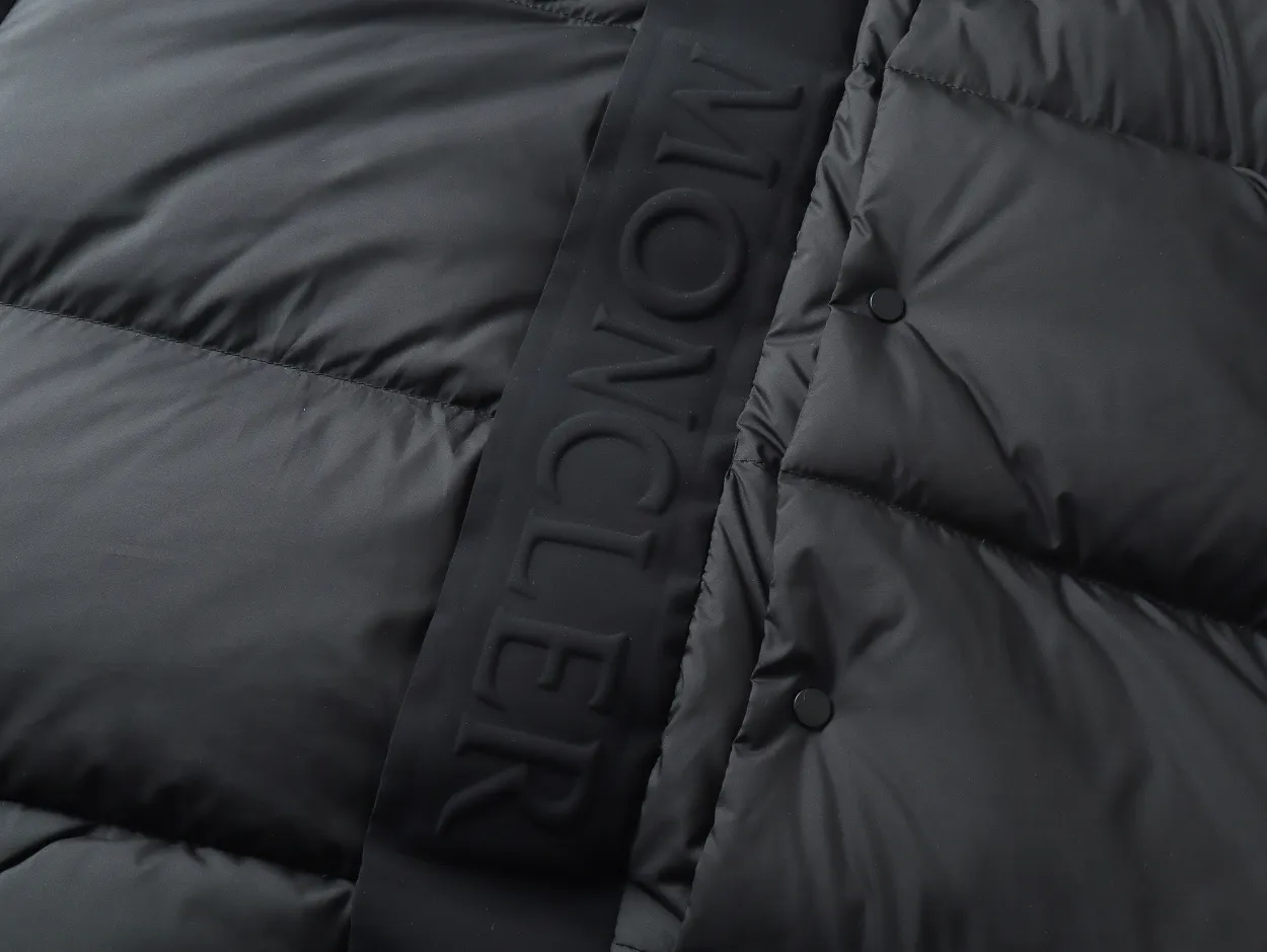 P860 Top version] Detailed picture of large goods Moncler/Mask 22Fw Black Warrior access control three-dimensional embossed letter down jacket, autumn and winter new madeira. The Black Warrior hooded mid-length down jacket is filled with national standard 95% white duck down. Madeira down jacket is a common item in the functional wardrobe. It is made of Longuesaison nylon, providing excellent warmth and light comfort. Presented in calming neutral tones, the loose silhouette pays homage to clean design. Made of matte Longue Saison nylon Painted nylon lining Filled with down Hood and front placket made of 2.5 layers of fabric Logo lettering embossed Hidden button and zipper closure Exterior pockets with hidden snap button closure Chest pockets with zipper closure Adjustable hood and flat elastic drawstring Matte black logo Style: 5608# Color: Black Off-white Size: 1 2 3 4 5