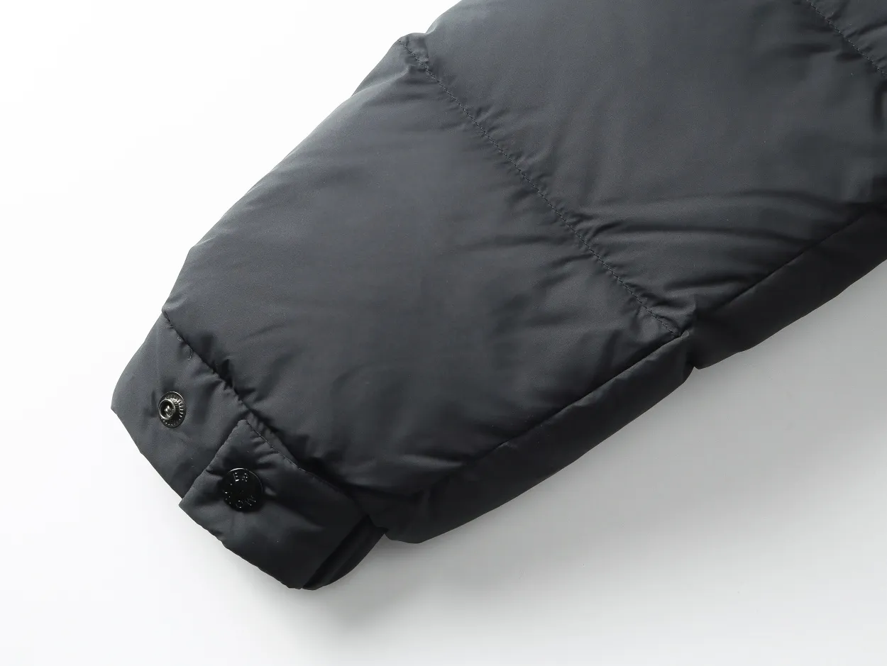 P860 Top version] Detailed picture of large goods Moncler/Mask 22Fw Black Warrior access control three-dimensional embossed letter down jacket, autumn and winter new madeira. The Black Warrior hooded mid-length down jacket is filled with national standard 95% white duck down. Madeira down jacket is a common item in the functional wardrobe. It is made of Longuesaison nylon, providing excellent warmth and light comfort. Presented in calming neutral tones, the loose silhouette pays homage to clean design. Made of matte Longue Saison nylon Painted nylon lining Filled with down Hood and front placket made of 2.5 layers of fabric Logo lettering embossed Hidden button and zipper closure Exterior pockets with hidden snap button closure Chest pockets with zipper closure Adjustable hood and flat elastic drawstring Matte black logo Style: 5608# Color: Black Off-white Size: 1 2 3 4 5