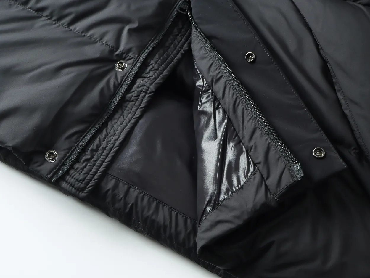 P860 Top version] Detailed picture of large goods Moncler/Mask 22Fw Black Warrior access control three-dimensional embossed letter down jacket, autumn and winter new madeira. The Black Warrior hooded mid-length down jacket is filled with national standard 95% white duck down. Madeira down jacket is a common item in the functional wardrobe. It is made of Longuesaison nylon, providing excellent warmth and light comfort. Presented in calming neutral tones, the loose silhouette pays homage to clean design. Made of matte Longue Saison nylon Painted nylon lining Filled with down Hood and front placket made of 2.5 layers of fabric Logo lettering embossed Hidden button and zipper closure Exterior pockets with hidden snap button closure Chest pockets with zipper closure Adjustable hood and flat elastic drawstring Matte black logo Style: 5608# Color: Black Off-white Size: 1 2 3 4 5