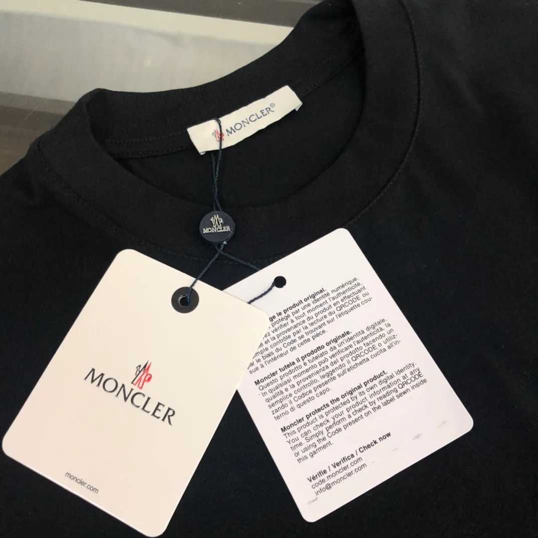 P160 🔥MONCLER Mouth covering. New high-end ready-to-wear customization! Fashionable and trendy casual short-sleeved T-shirt, gentle, soft, delicate, skin-friendly, comfortable and cool. The brand pattern on the chest is stylish and full of vitality! A fashionable and versatile must-have! Color: black white Size: S～XL (loose version, please state your height and weight when placing an order)