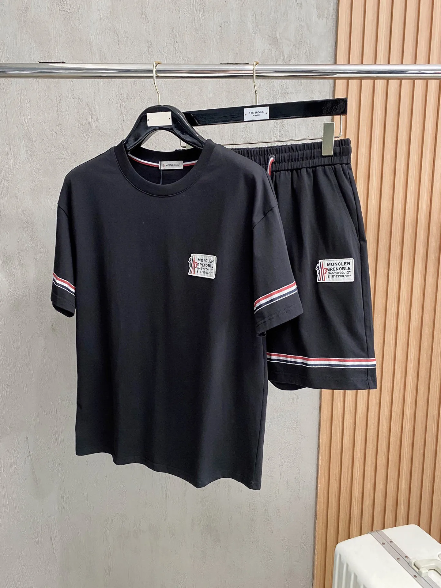 P570 Brand [MONCLER Mouth Covered] 2025 round neck short-sleeved shorts suit. The pure cotton fabric upper body will not be stuffy, the smooth and comfortable skin-friendly effect is more breathable, the fabric has its own texture, classic logo technology, a new interpretation from a unique angle, fashionable and versatile choice! Size: M-3XL (maximum wear: 190 pounds)