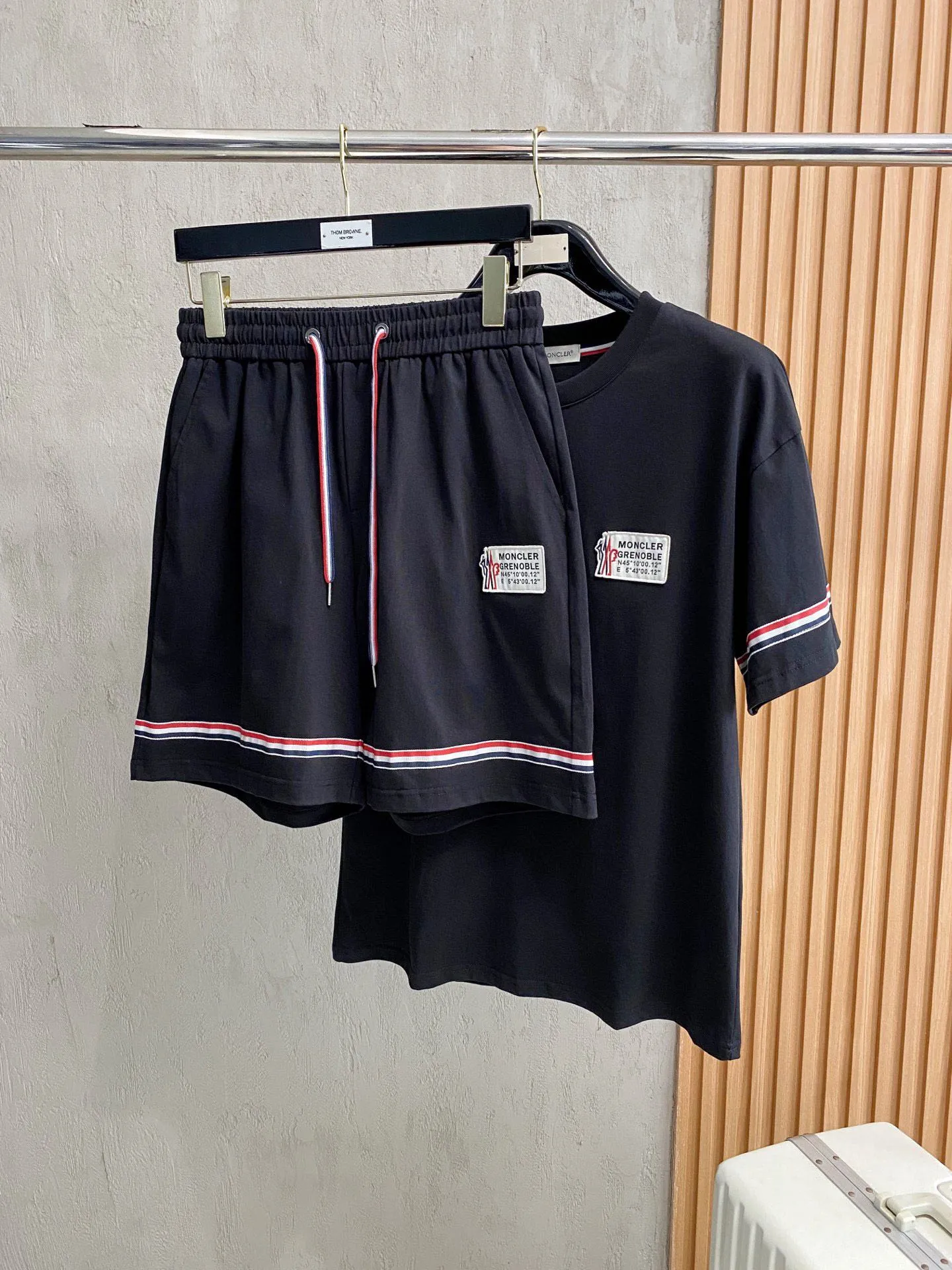 P570 Brand [MONCLER Mouth Covered] 2025 round neck short-sleeved shorts suit. The pure cotton fabric upper body will not be stuffy, the smooth and comfortable skin-friendly effect is more breathable, the fabric has its own texture, classic logo technology, a new interpretation from a unique angle, fashionable and versatile choice! Size: M-3XL (maximum wear: 190 pounds)