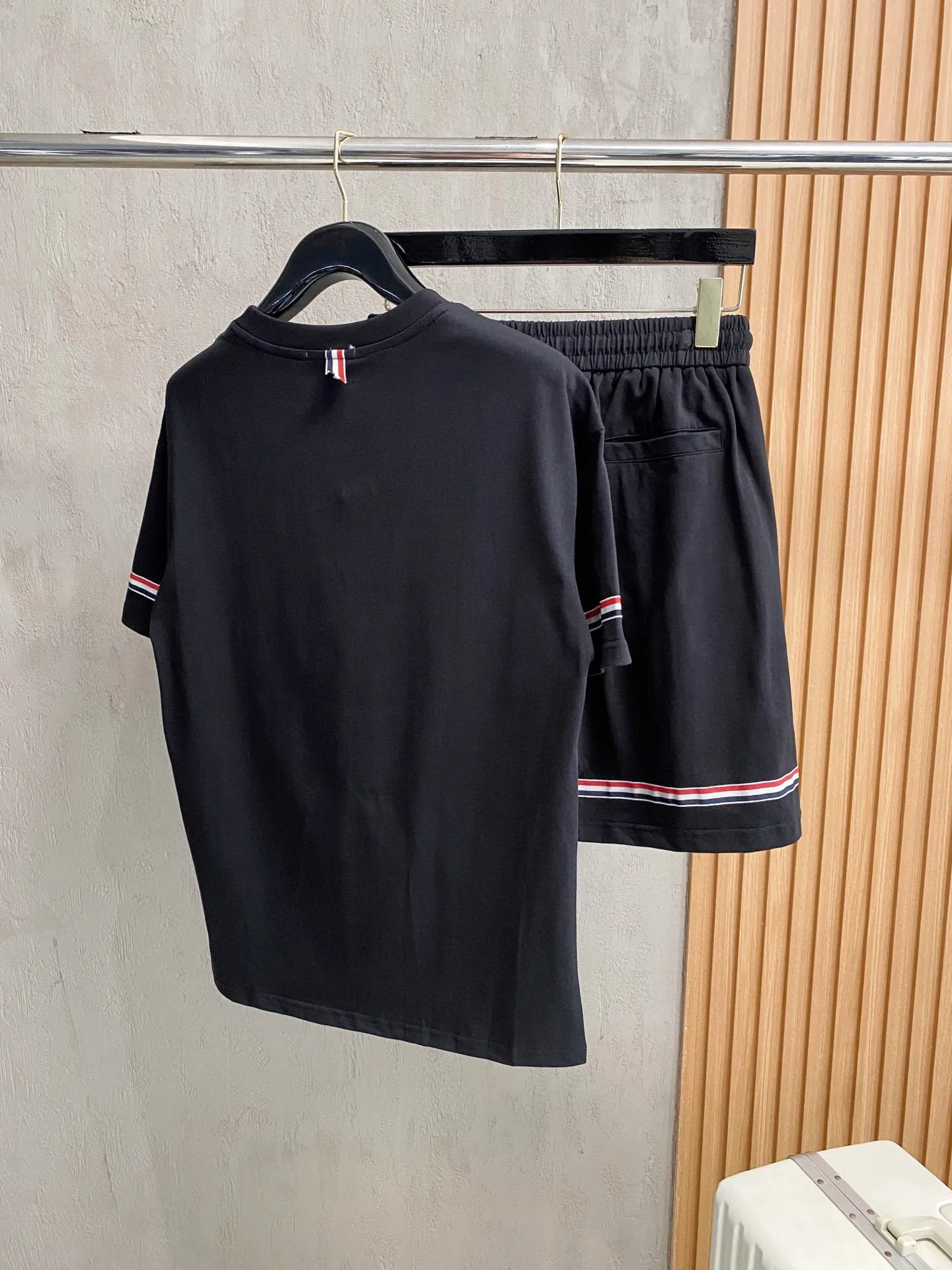 P570 Brand [MONCLER Mouth Covered] 2025 round neck short-sleeved shorts suit. The pure cotton fabric upper body will not be stuffy, the smooth and comfortable skin-friendly effect is more breathable, the fabric has its own texture, classic logo technology, a new interpretation from a unique angle, fashionable and versatile choice! Size: M-3XL (maximum wear: 190 pounds)