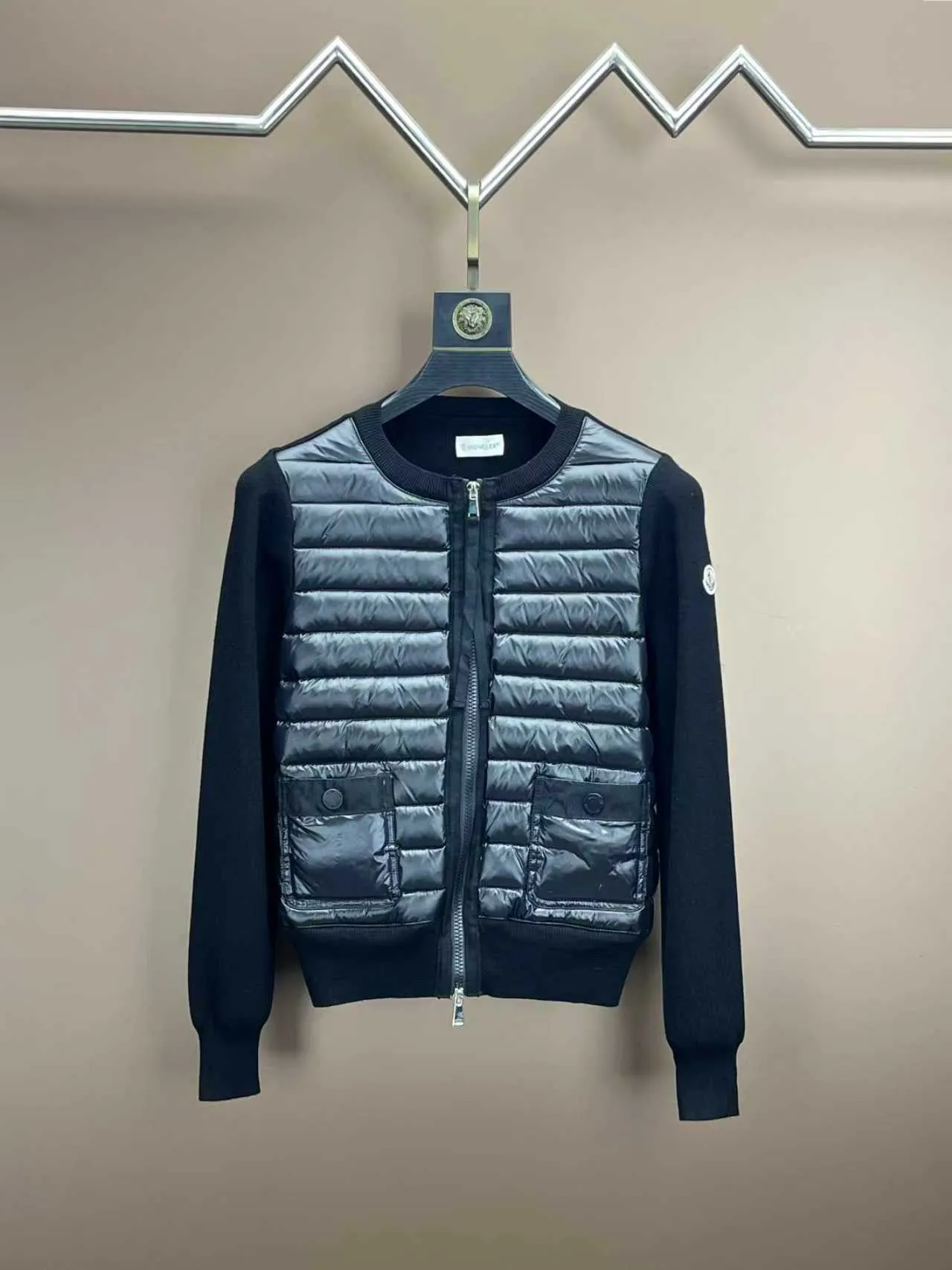 P630 moncler🌟Knitted splicing short stand-up collar This piece directly fits my aesthetic. The snap-button pocket design is super considerate, which is very convenient for daily storage of small items. It also makes the overall shape more neat. It is a blessing for detail control. The high-neck design makes the face smaller, and has an excellent windproof and warm effect. It can also look beautiful in the cold wind. The cuffs and collar have contrasting stripes, and are filled with 90% white duck, which is fluffy and soft, with full warmth retention properties. Wearing it feels like being wrapped in clouds, warm and healing. The style is also great. It doesn’t matter your figure. It can be easily controlled by any body shape. You can instantly become a fashionista when you put it on. Color: Black Size: M-3XL