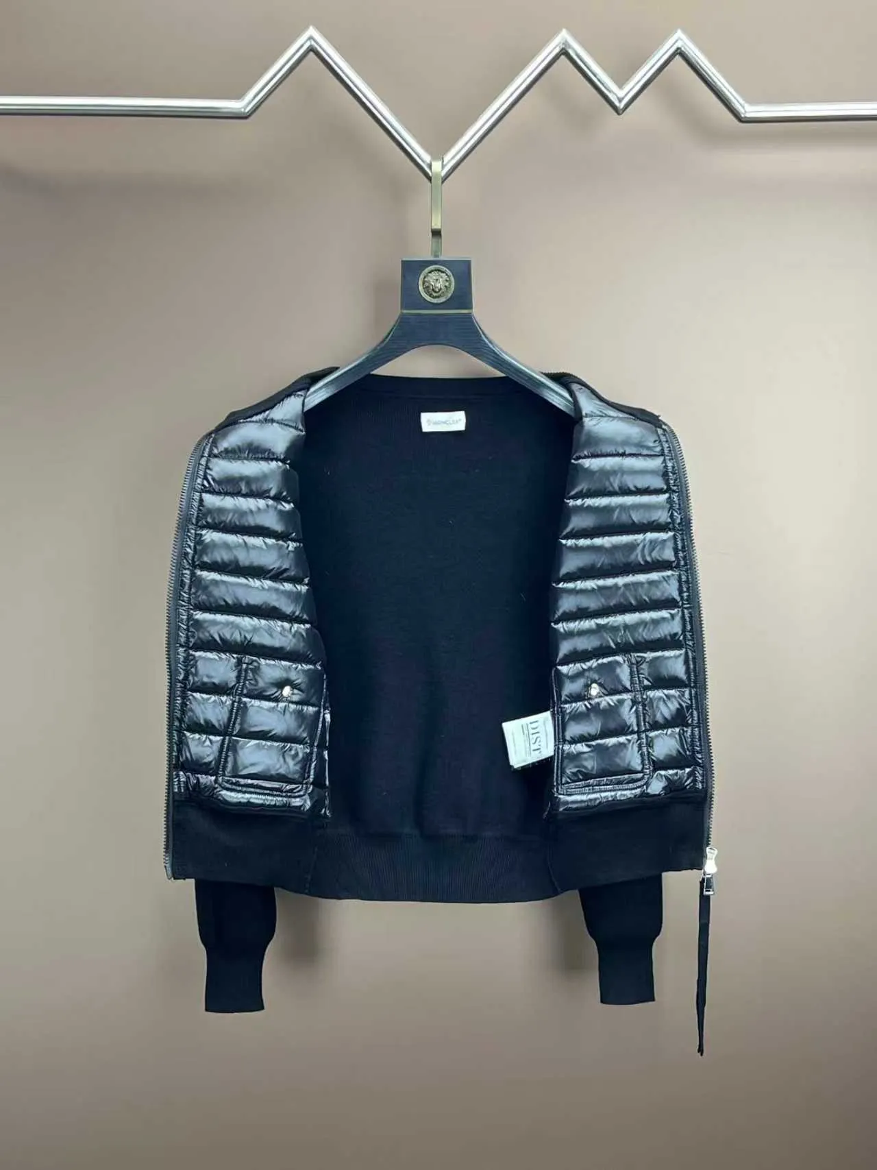 P630 moncler🌟Knitted splicing short stand-up collar This piece directly fits my aesthetic. The snap-button pocket design is super considerate, which is very convenient for daily storage of small items. It also makes the overall shape more neat. It is a blessing for detail control. The high-neck design makes the face smaller, and has an excellent windproof and warm effect. It can also look beautiful in the cold wind. The cuffs and collar have contrasting stripes, and are filled with 90% white duck, which is fluffy and soft, with full warmth retention properties. Wearing it feels like being wrapped in clouds, warm and healing. The style is also great. It doesn’t matter your figure. It can be easily controlled by any body shape. You can instantly become a fashionista when you put it on. Color: Black Size: M-3XL