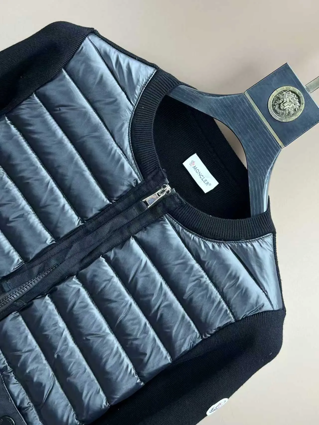 P630 moncler🌟Knitted splicing short stand-up collar This piece directly fits my aesthetic. The snap-button pocket design is super considerate, which is very convenient for daily storage of small items. It also makes the overall shape more neat. It is a blessing for detail control. The high-neck design makes the face smaller, and has an excellent windproof and warm effect. It can also look beautiful in the cold wind. The cuffs and collar have contrasting stripes, and are filled with 90% white duck, which is fluffy and soft, with full warmth retention properties. Wearing it feels like being wrapped in clouds, warm and healing. The style is also great. It doesn’t matter your figure. It can be easily controlled by any body shape. You can instantly become a fashionista when you put it on. Color: Black Size: M-3XL
