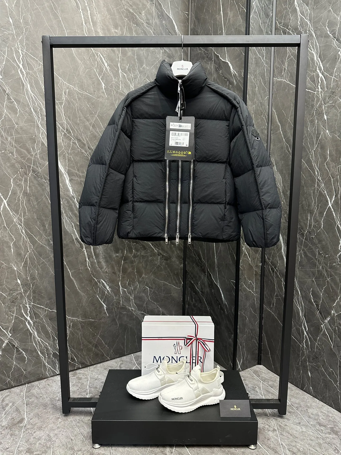 P1100 ⬆️ MONCLER GENIUS (Sky City Show Style) Moncler x Willow Smith YAEL Short Down Jacket for Women The Jayel short down jacket is embellished with eye-catching metal accessories, highlighting the punk aesthetic of the Moncler These functional zippers can be opened or closed and are reminiscent of artist-inspired vintage details. Made from nylon fabric that combines Moncler's heritage with Willow Smith's aesthetic, the metal ring on the logo patch is inspired by the artist's nose ring. Moncler Genius is a warm piece with a short and wide design that can be easily matched with the same color items in the series. Details Made of lightweight nylon Longue saison lining Filled with down Zip closure Snap pockets Adjustable cuffs and hem Embroidered logo patch with hoop Size: 0-3 White Black (Fairy Style)