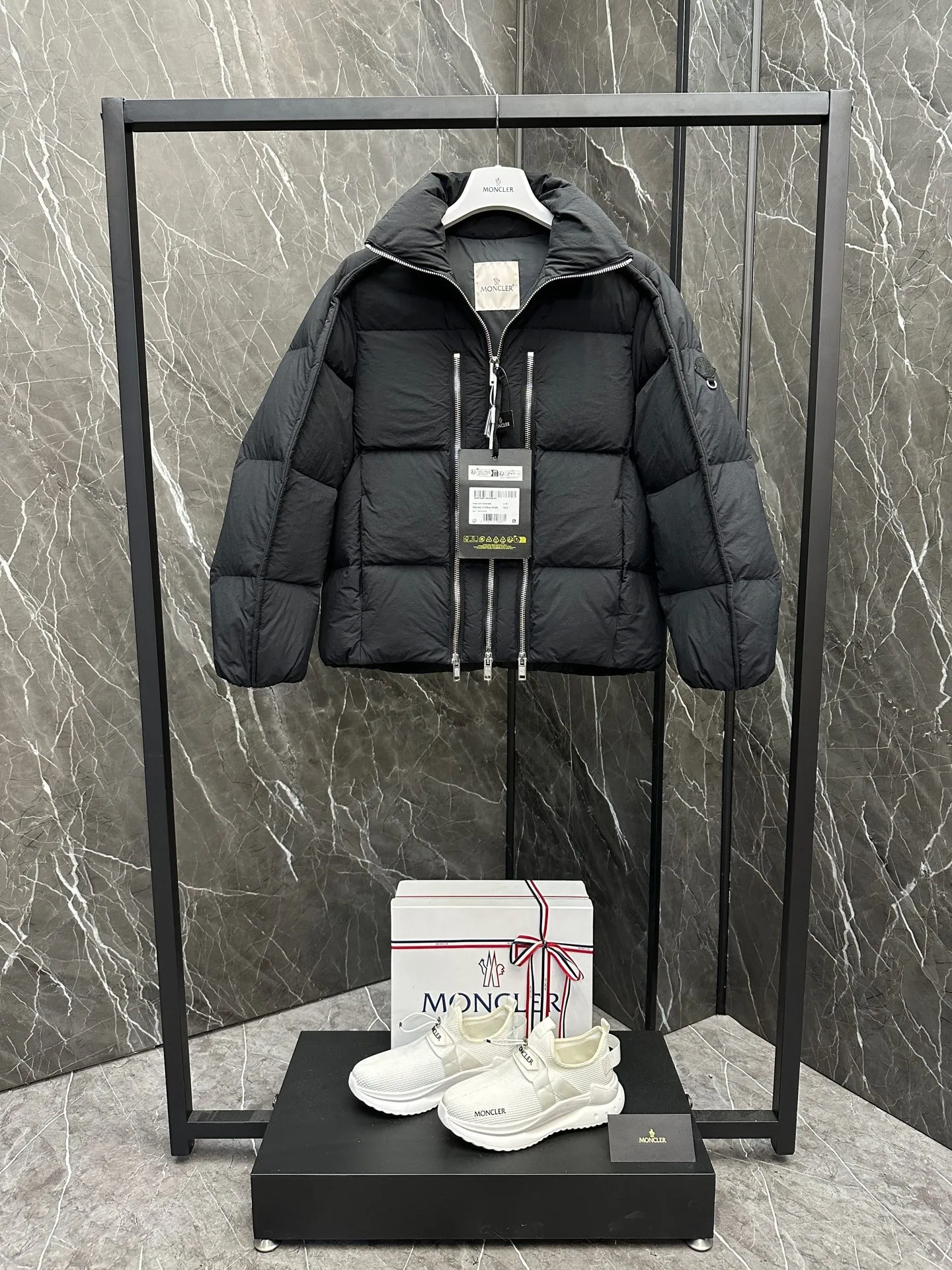 P1100 ⬆️ MONCLER GENIUS (Sky City Show Style) Moncler x Willow Smith YAEL Short Down Jacket for Women The Jayel short down jacket is embellished with eye-catching metal accessories, highlighting the punk aesthetic of the Moncler These functional zippers can be opened or closed and are reminiscent of artist-inspired vintage details. Made from nylon fabric that combines Moncler's heritage with Willow Smith's aesthetic, the metal ring on the logo patch is inspired by the artist's nose ring. Moncler Genius is a warm piece with a short and wide design that can be easily matched with the same color items in the series. Details Made of lightweight nylon Longue saison lining Filled with down Zip closure Snap pockets Adjustable cuffs and hem Embroidered logo patch with hoop Size: 0-3 White Black (Fairy Style)