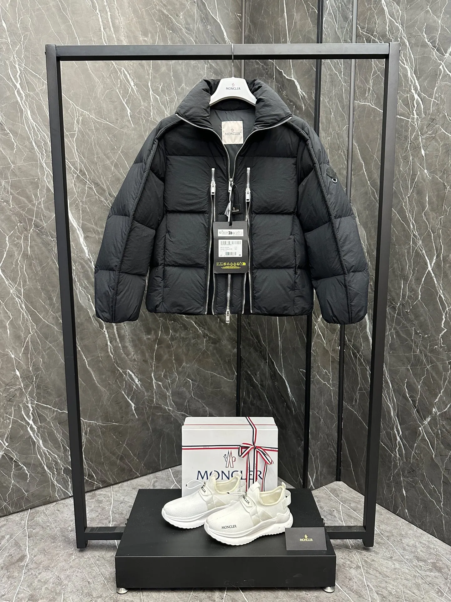 P1100 ⬆️ MONCLER GENIUS (Sky City Show Style) Moncler x Willow Smith YAEL Short Down Jacket for Women The Jayel short down jacket is embellished with eye-catching metal accessories, highlighting the punk aesthetic of the Moncler These functional zippers can be opened or closed and are reminiscent of artist-inspired vintage details. Made from nylon fabric that combines Moncler's heritage with Willow Smith's aesthetic, the metal ring on the logo patch is inspired by the artist's nose ring. Moncler Genius is a warm piece with a short and wide design that can be easily matched with the same color items in the series. Details Made of lightweight nylon Longue saison lining Filled with down Zip closure Snap pockets Adjustable cuffs and hem Embroidered logo patch with hoop Size: 0-3 White Black (Fairy Style)