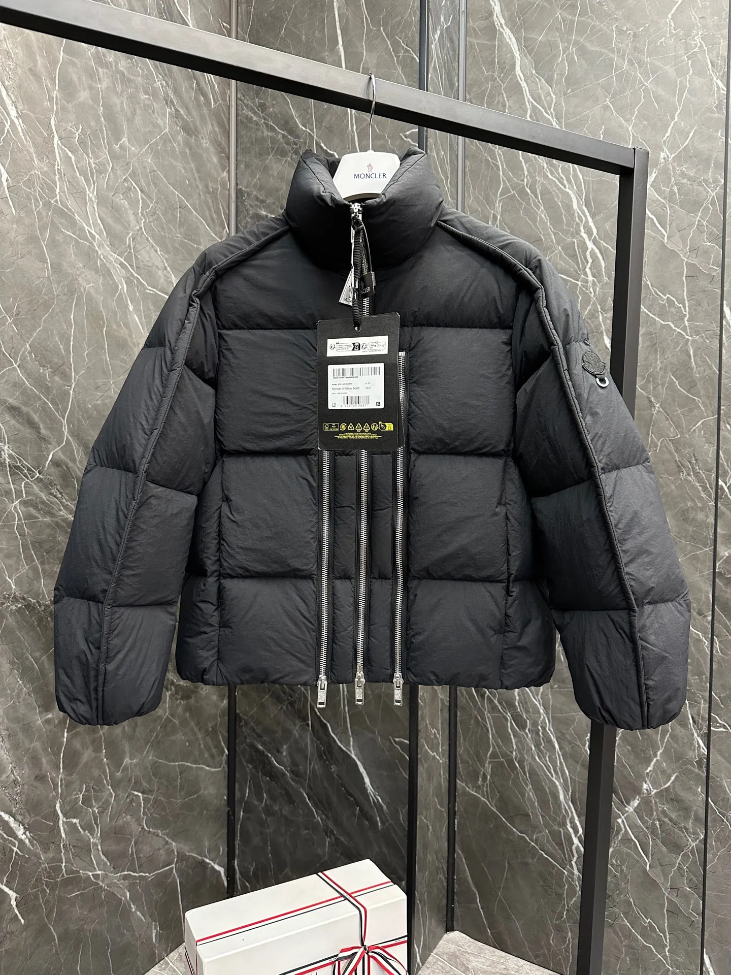 P1100 ⬆️ MONCLER GENIUS (Sky City Show Style) Moncler x Willow Smith YAEL Short Down Jacket for Women The Jayel short down jacket is embellished with eye-catching metal accessories, highlighting the punk aesthetic of the Moncler These functional zippers can be opened or closed and are reminiscent of artist-inspired vintage details. Made from nylon fabric that combines Moncler's heritage with Willow Smith's aesthetic, the metal ring on the logo patch is inspired by the artist's nose ring. Moncler Genius is a warm piece with a short and wide design that can be easily matched with the same color items in the series. Details Made of lightweight nylon Longue saison lining Filled with down Zip closure Snap pockets Adjustable cuffs and hem Embroidered logo patch with hoop Size: 0-3 White Black (Fairy Style)