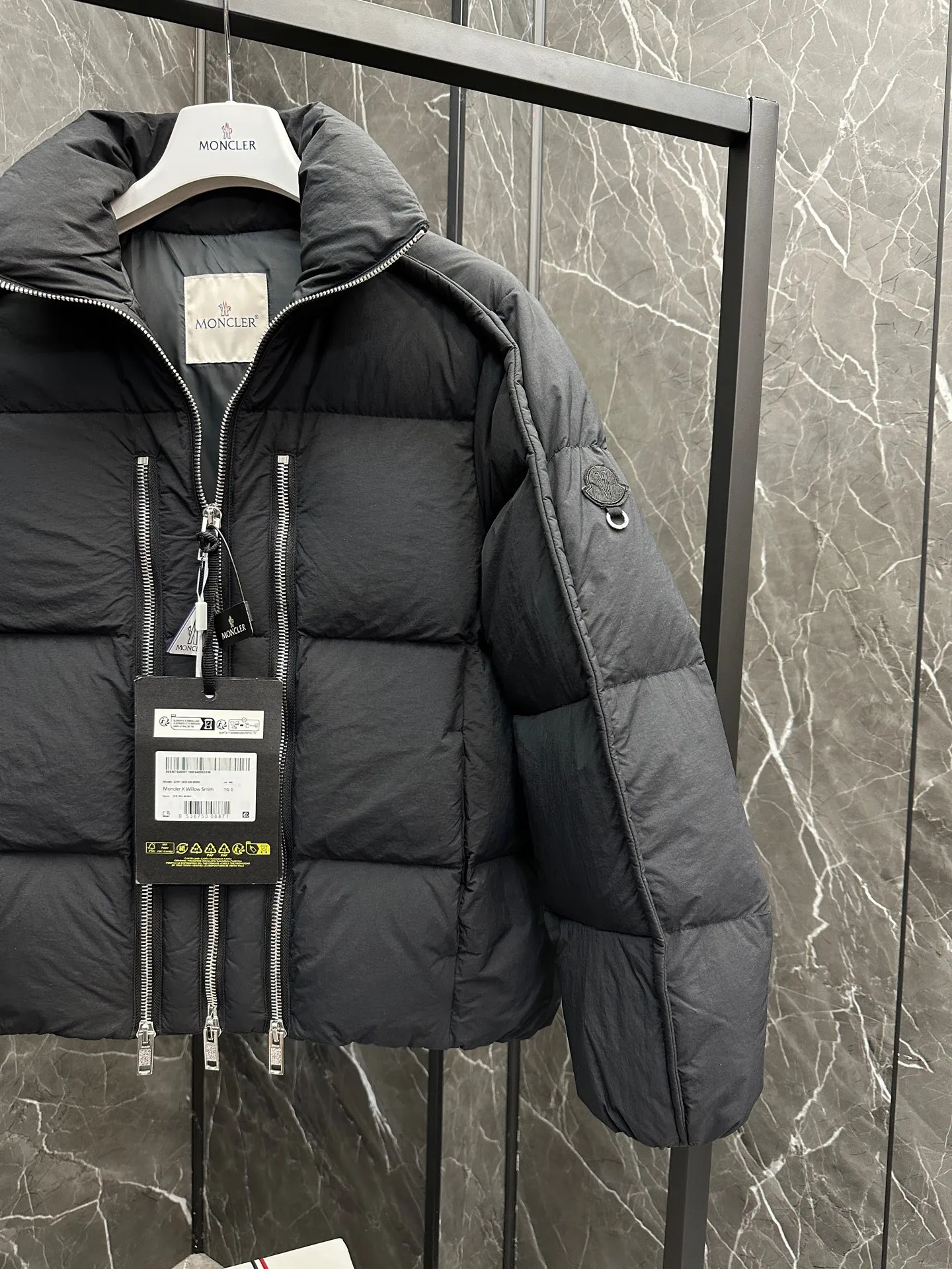 P1100 ⬆️ MONCLER GENIUS (Sky City Show Style) Moncler x Willow Smith YAEL Short Down Jacket for Women The Jayel short down jacket is embellished with eye-catching metal accessories, highlighting the punk aesthetic of the Moncler These functional zippers can be opened or closed and are reminiscent of artist-inspired vintage details. Made from nylon fabric that combines Moncler's heritage with Willow Smith's aesthetic, the metal ring on the logo patch is inspired by the artist's nose ring. Moncler Genius is a warm piece with a short and wide design that can be easily matched with the same color items in the series. Details Made of lightweight nylon Longue saison lining Filled with down Zip closure Snap pockets Adjustable cuffs and hem Embroidered logo patch with hoop Size: 0-3 White Black (Fairy Style)