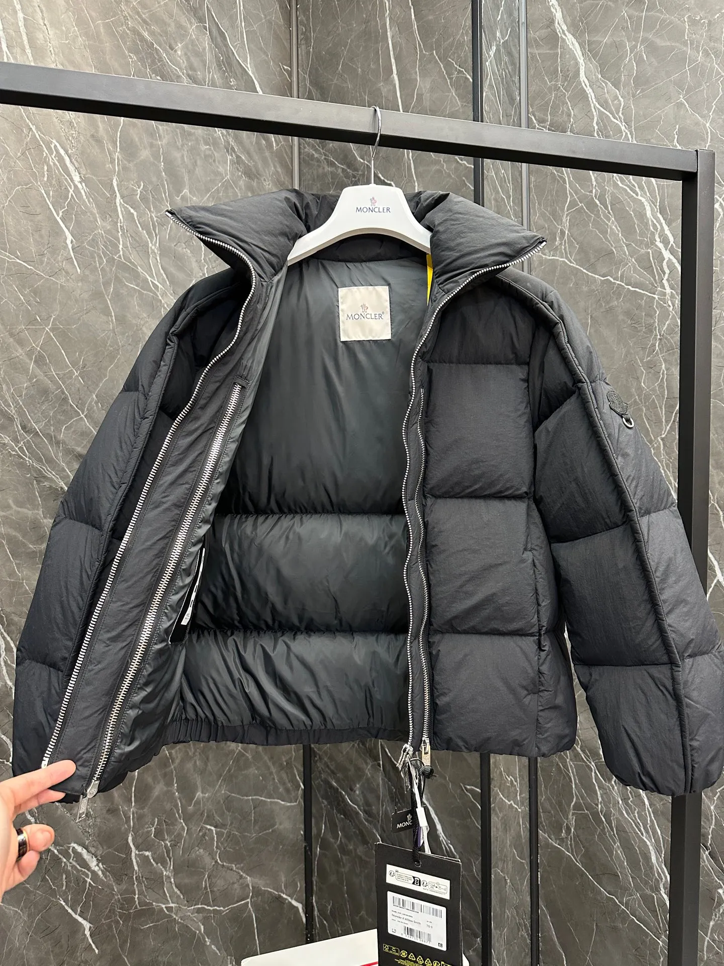 P1100 ⬆️ MONCLER GENIUS (Sky City Show Style) Moncler x Willow Smith YAEL Short Down Jacket for Women The Jayel short down jacket is embellished with eye-catching metal accessories, highlighting the punk aesthetic of the Moncler These functional zippers can be opened or closed and are reminiscent of artist-inspired vintage details. Made from nylon fabric that combines Moncler's heritage with Willow Smith's aesthetic, the metal ring on the logo patch is inspired by the artist's nose ring. Moncler Genius is a warm piece with a short and wide design that can be easily matched with the same color items in the series. Details Made of lightweight nylon Longue saison lining Filled with down Zip closure Snap pockets Adjustable cuffs and hem Embroidered logo patch with hoop Size: 0-3 White Black (Fairy Style)