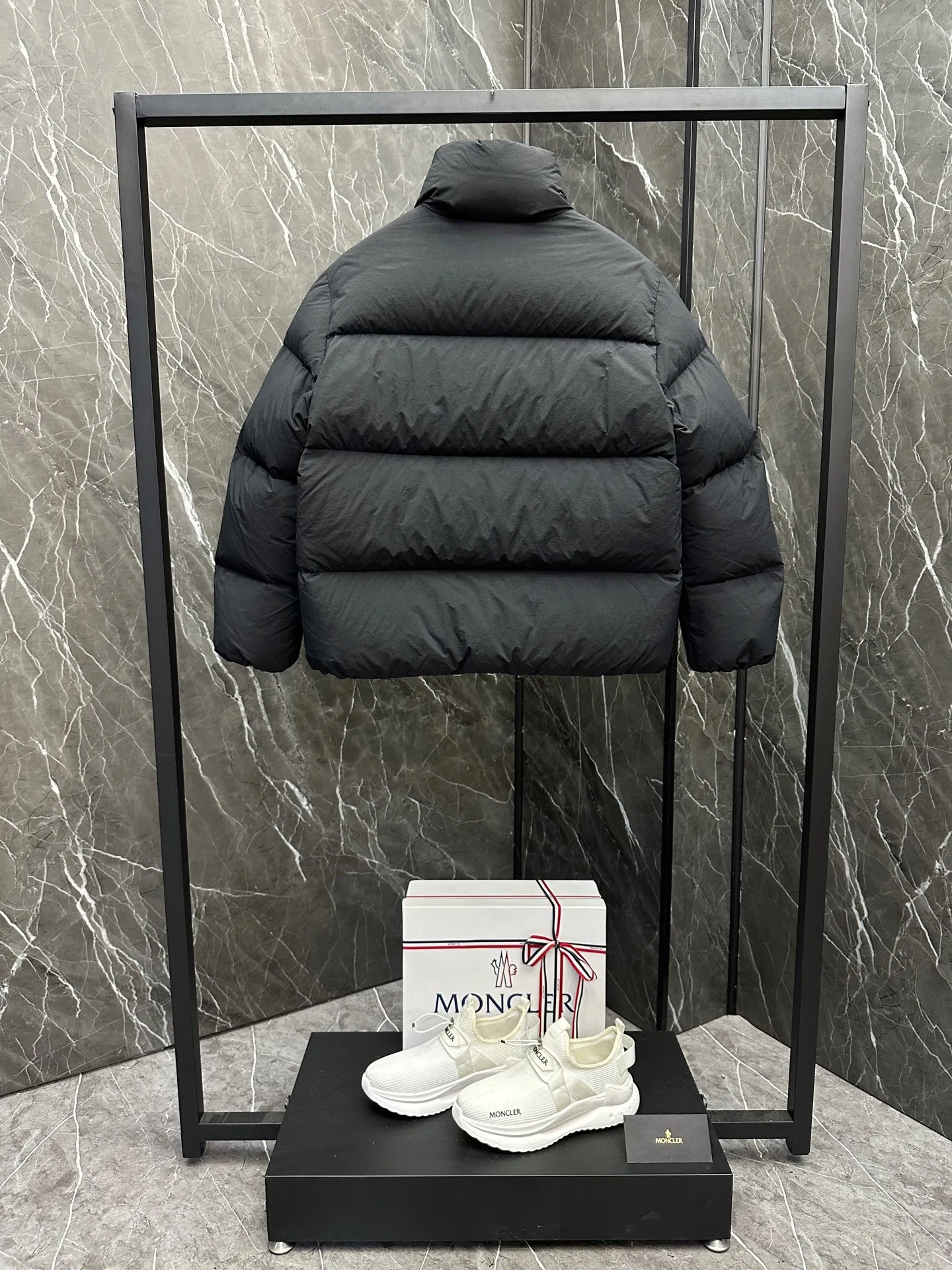 P1100 ⬆️ MONCLER GENIUS (Sky City Show Style) Moncler x Willow Smith YAEL Short Down Jacket for Women The Jayel short down jacket is embellished with eye-catching metal accessories, highlighting the punk aesthetic of the Moncler These functional zippers can be opened or closed and are reminiscent of artist-inspired vintage details. Made from nylon fabric that combines Moncler's heritage with Willow Smith's aesthetic, the metal ring on the logo patch is inspired by the artist's nose ring. Moncler Genius is a warm piece with a short and wide design that can be easily matched with the same color items in the series. Details Made of lightweight nylon Longue saison lining Filled with down Zip closure Snap pockets Adjustable cuffs and hem Embroidered logo patch with hoop Size: 0-3 White Black (Fairy Style)