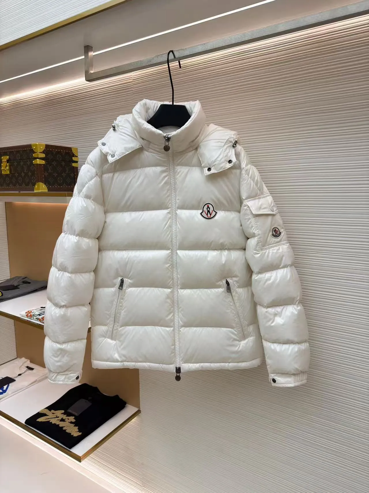 P720 MONCLER Meng Mouth Maya Down Jacket: Color/off-white, black Size: M. L. Zipper pendant with custom logo Fabric: 400D bright nylon, anti-fouling, anti-wrinkle, waterproof and windproof, very wear-resistant, breathable and comfortable.           Embroidery: Straight lines, smooth curves, dense and neat stitches, no jagged edges, flat embroidery surface, no skewed threads, consistent stitch length, no bottom exposed, no overlap, smooth embroidery surface, no ink marks and other stains. Advanced imported embroidery machines are used to ensure embroidery quality.