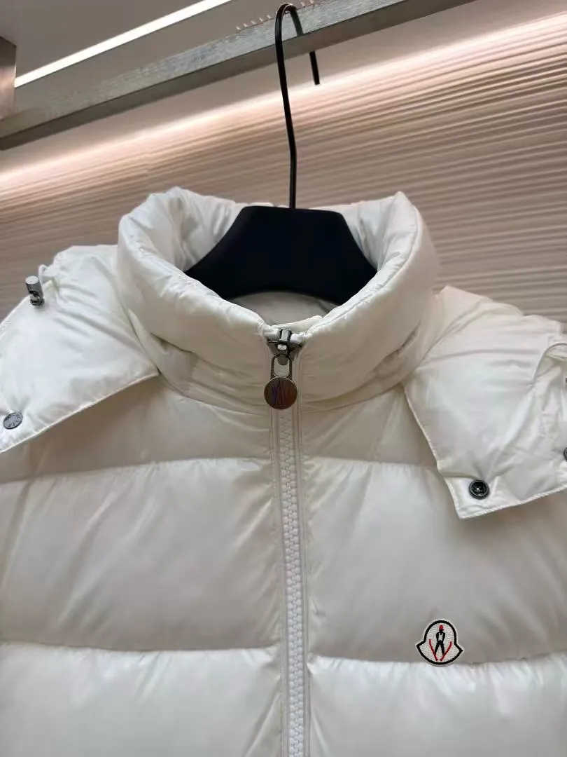 P720 MONCLER Meng Mouth Maya Down Jacket: Color/off-white, black Size: M. L. Zipper pendant with custom logo Fabric: 400D bright nylon, anti-fouling, anti-wrinkle, waterproof and windproof, very wear-resistant, breathable and comfortable.           Embroidery: Straight lines, smooth curves, dense and neat stitches, no jagged edges, flat embroidery surface, no skewed threads, consistent stitch length, no bottom exposed, no overlap, smooth embroidery surface, no ink marks and other stains. Advanced imported embroidery machines are used to ensure embroidery quality.