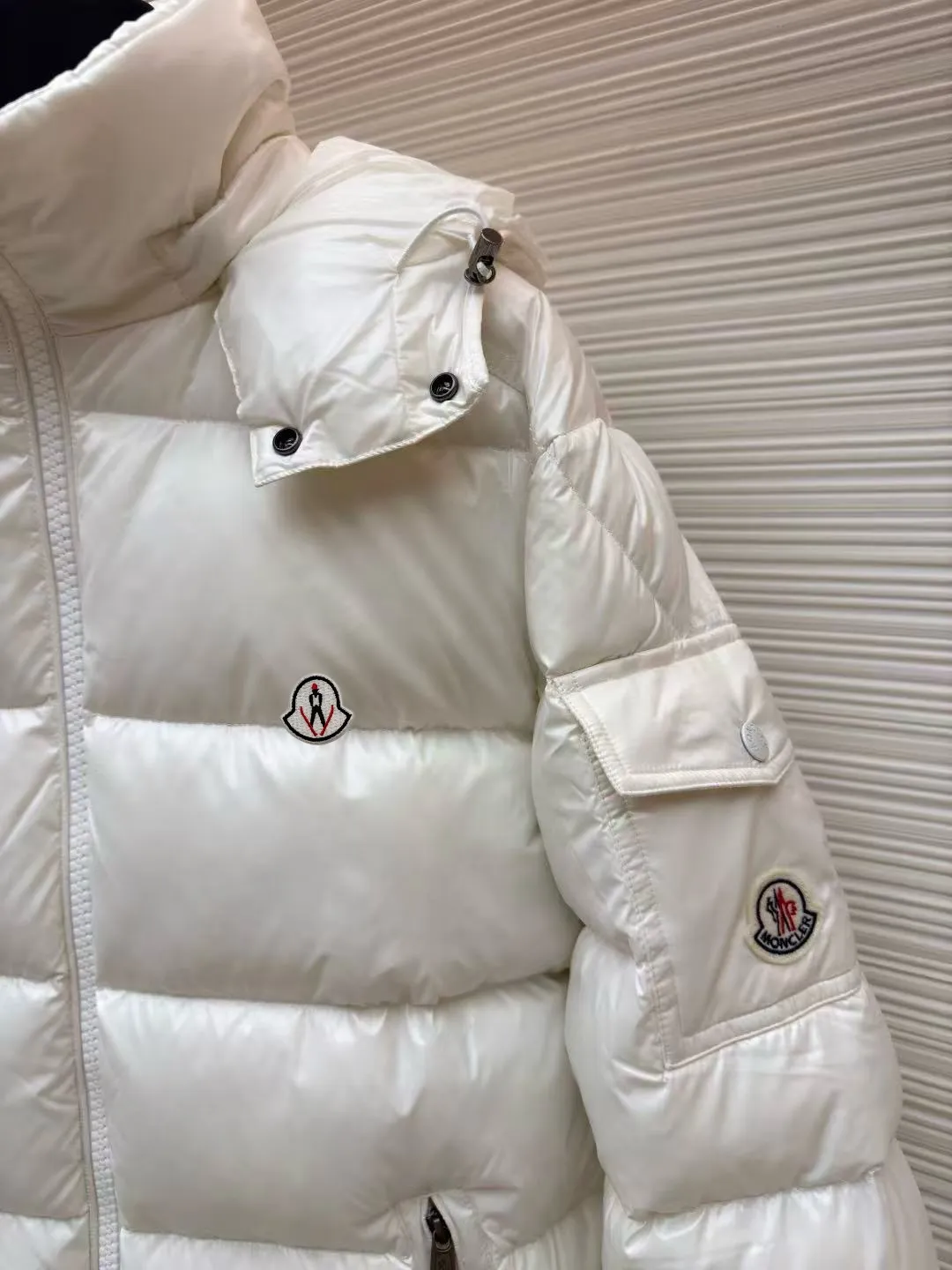 P720 MONCLER Meng Mouth Maya Down Jacket: Color/off-white, black Size: M. L. Zipper pendant with custom logo Fabric: 400D bright nylon, anti-fouling, anti-wrinkle, waterproof and windproof, very wear-resistant, breathable and comfortable.           Embroidery: Straight lines, smooth curves, dense and neat stitches, no jagged edges, flat embroidery surface, no skewed threads, consistent stitch length, no bottom exposed, no overlap, smooth embroidery surface, no ink marks and other stains. Advanced imported embroidery machines are used to ensure embroidery quality.