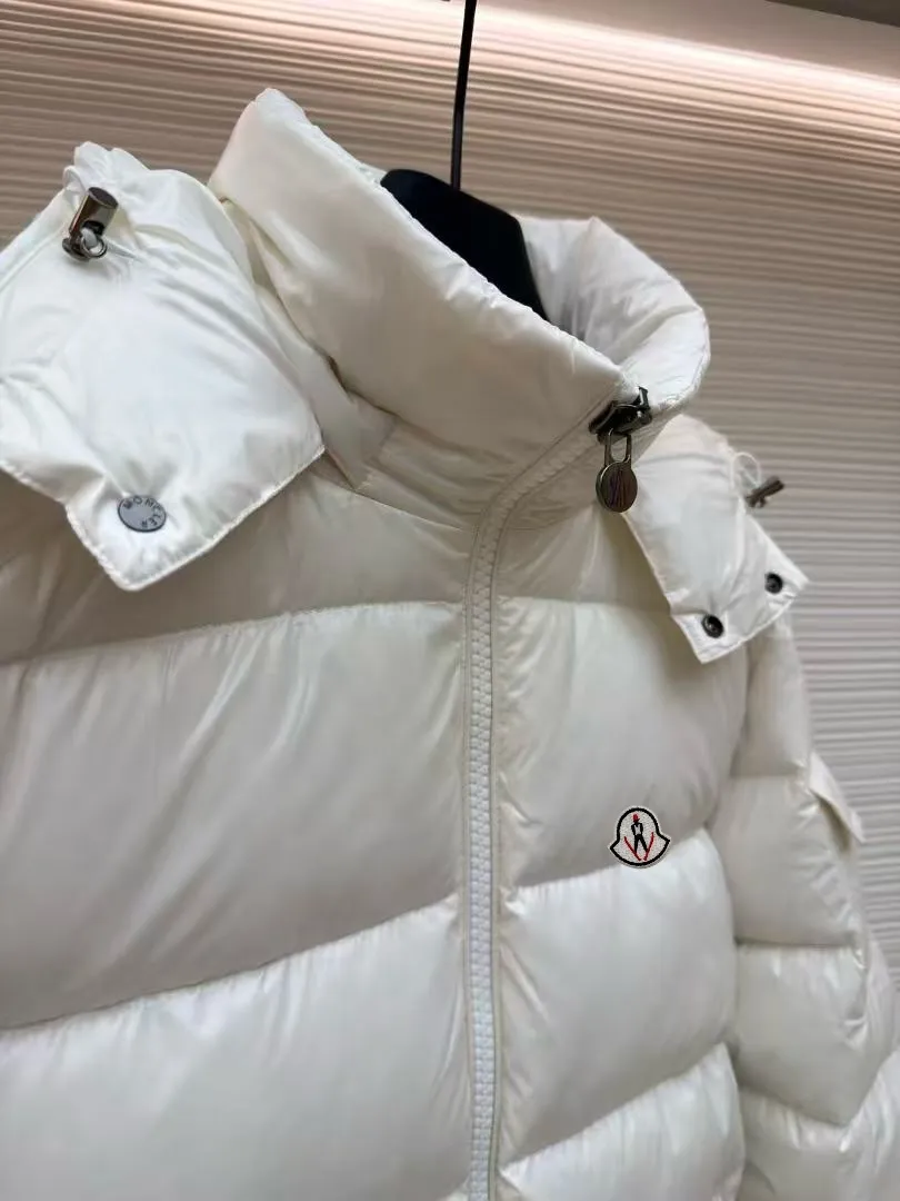 P720 MONCLER Meng Mouth Maya Down Jacket: Color/off-white, black Size: M. L. Zipper pendant with custom logo Fabric: 400D bright nylon, anti-fouling, anti-wrinkle, waterproof and windproof, very wear-resistant, breathable and comfortable.           Embroidery: Straight lines, smooth curves, dense and neat stitches, no jagged edges, flat embroidery surface, no skewed threads, consistent stitch length, no bottom exposed, no overlap, smooth embroidery surface, no ink marks and other stains. Advanced imported embroidery machines are used to ensure embroidery quality.