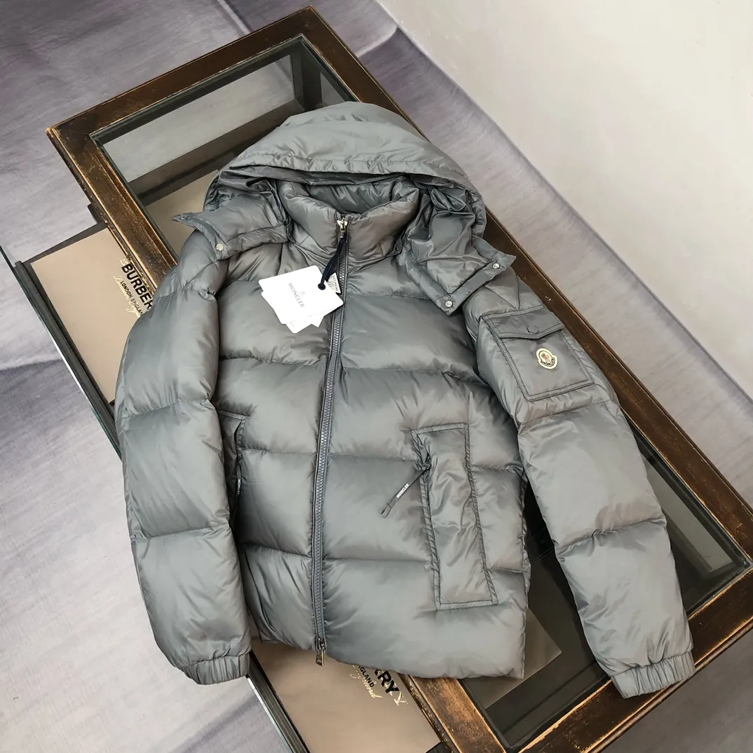 P860 Moncler Mouth Couyere 25 autumn and winter latest Maya couple style down jacket ~ Made of iconic lon laqué fabric, showing a gorgeous glossy effect. Retaining the design of the classic Maya style, the design inspiration of the large pockets on both sides has a unique tone, highlighting the essence of the brand. The upper body is not flattering, the fit is perfect, and it is equipped with a detachable hood, which can easily adapt to changing weather. Original customized hardware accessories, complete with three standards! ! Color: Black Gray Size: 1-2-3-4-5 (M-3xl)