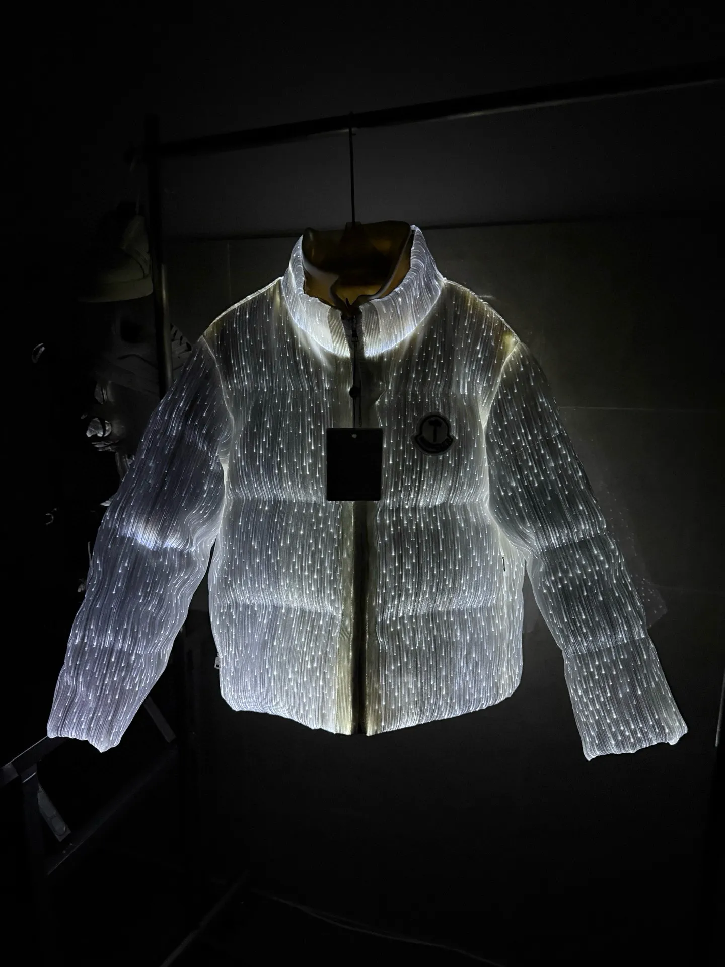 P1380 Moncler's new light-emitting light down jacket. It is a futuristic style with a sense of technology. It is definitely cool and attracts attention when going out. It is unremarkable during the day, but it is absolutely full of effect when it comes out at night. There is a socket in the pocket for charging. The upper body is like the most beautiful boy on the street. He wears a star. The logo on the chest badge is embellished. The overall personality is fashionable and cool. The upper body is full of velvet, cool and comfortable. Size: 1234