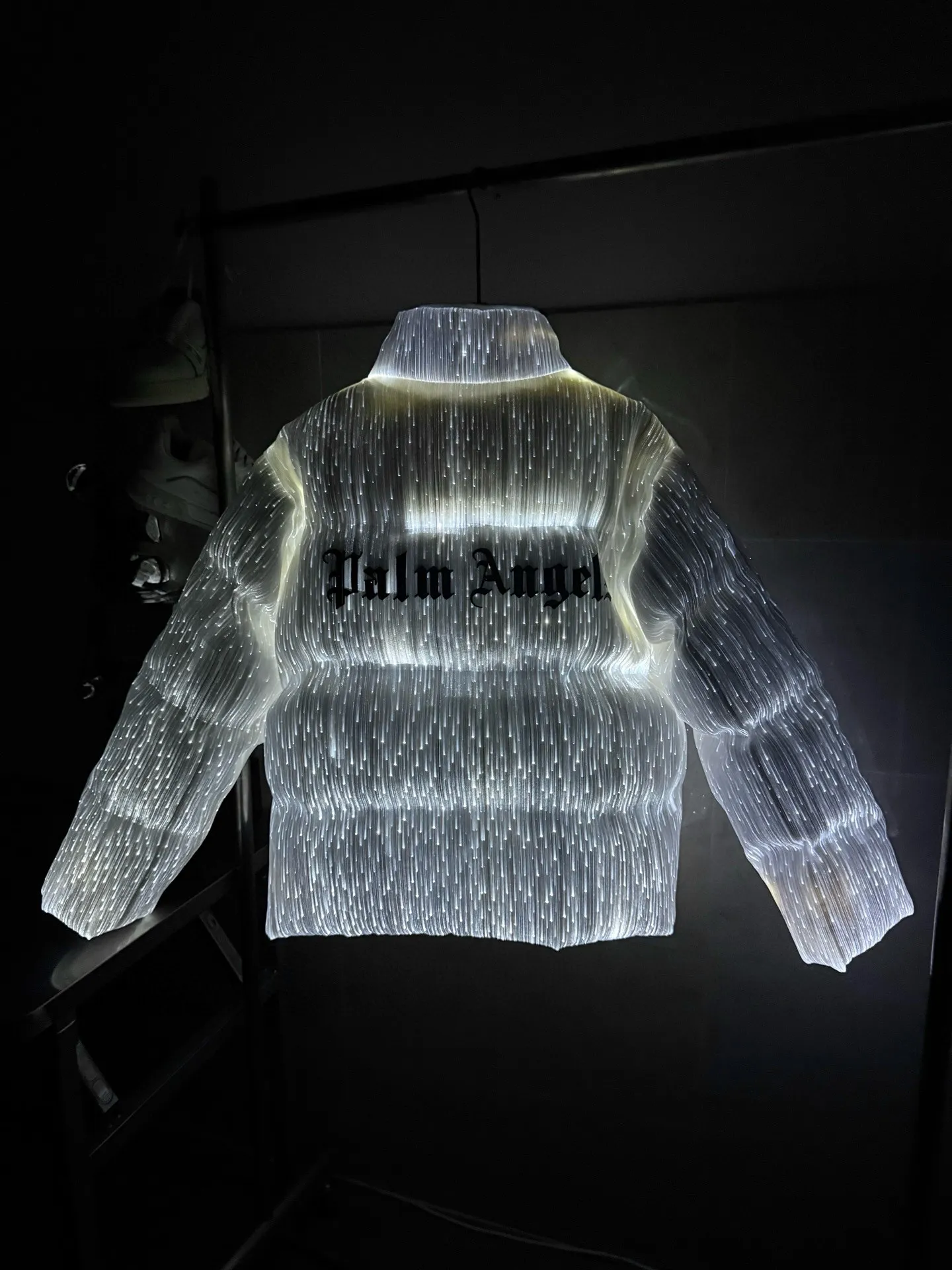 P1380 Moncler's new light-emitting light down jacket. It is a futuristic style with a sense of technology. It is definitely cool and attracts attention when going out. It is unremarkable during the day, but it is absolutely full of effect when it comes out at night. There is a socket in the pocket for charging. The upper body is like the most beautiful boy on the street. He wears a star. The logo on the chest badge is embellished. The overall personality is fashionable and cool. The upper body is full of velvet, cool and comfortable. Size: 1234