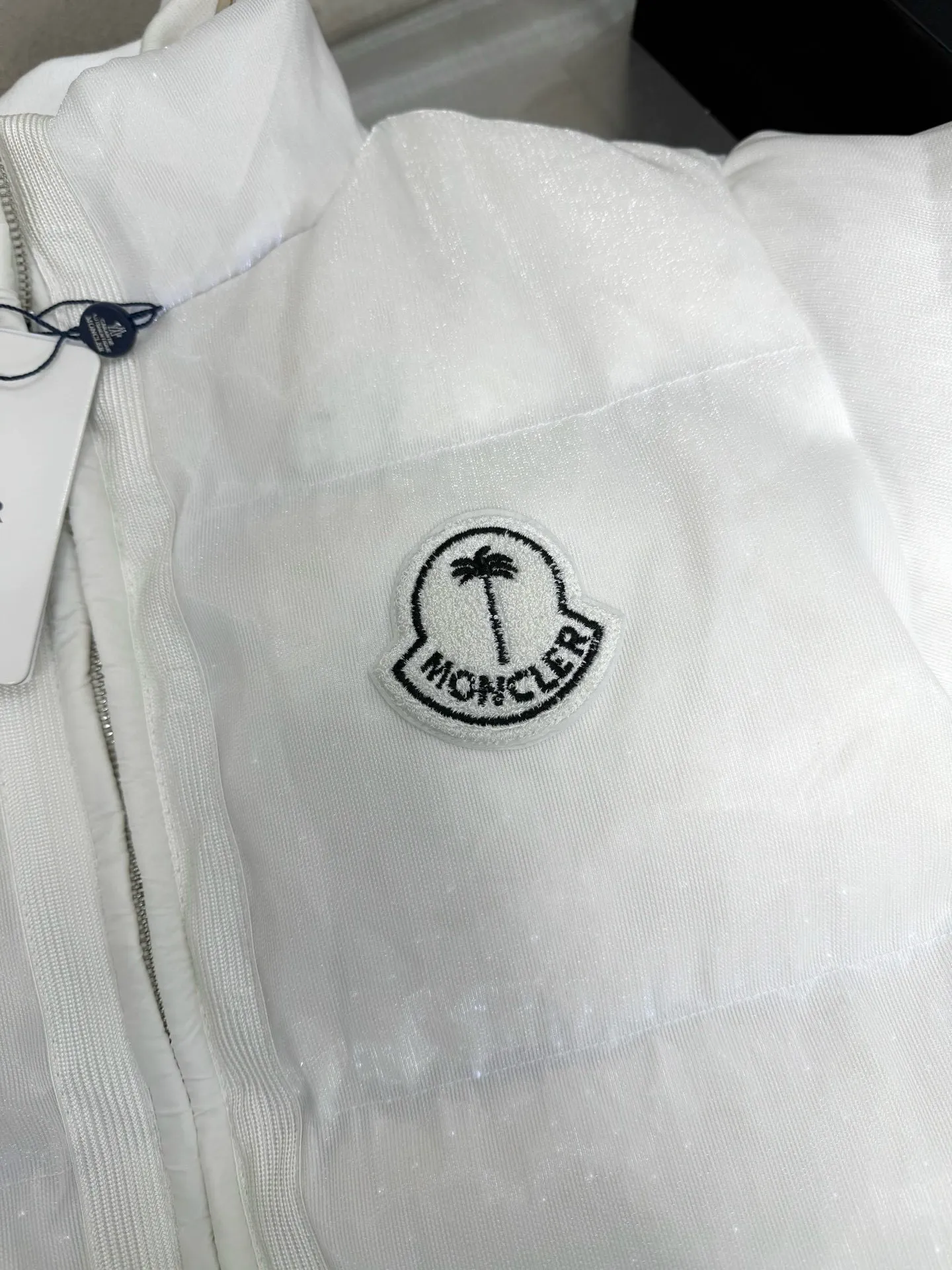P1380 Moncler's new light-emitting light down jacket. It is a futuristic style with a sense of technology. It is definitely cool and attracts attention when going out. It is unremarkable during the day, but it is absolutely full of effect when it comes out at night. There is a socket in the pocket for charging. The upper body is like the most beautiful boy on the street. He wears a star. The logo on the chest badge is embellished. The overall personality is fashionable and cool. The upper body is full of velvet, cool and comfortable. Size: 1234