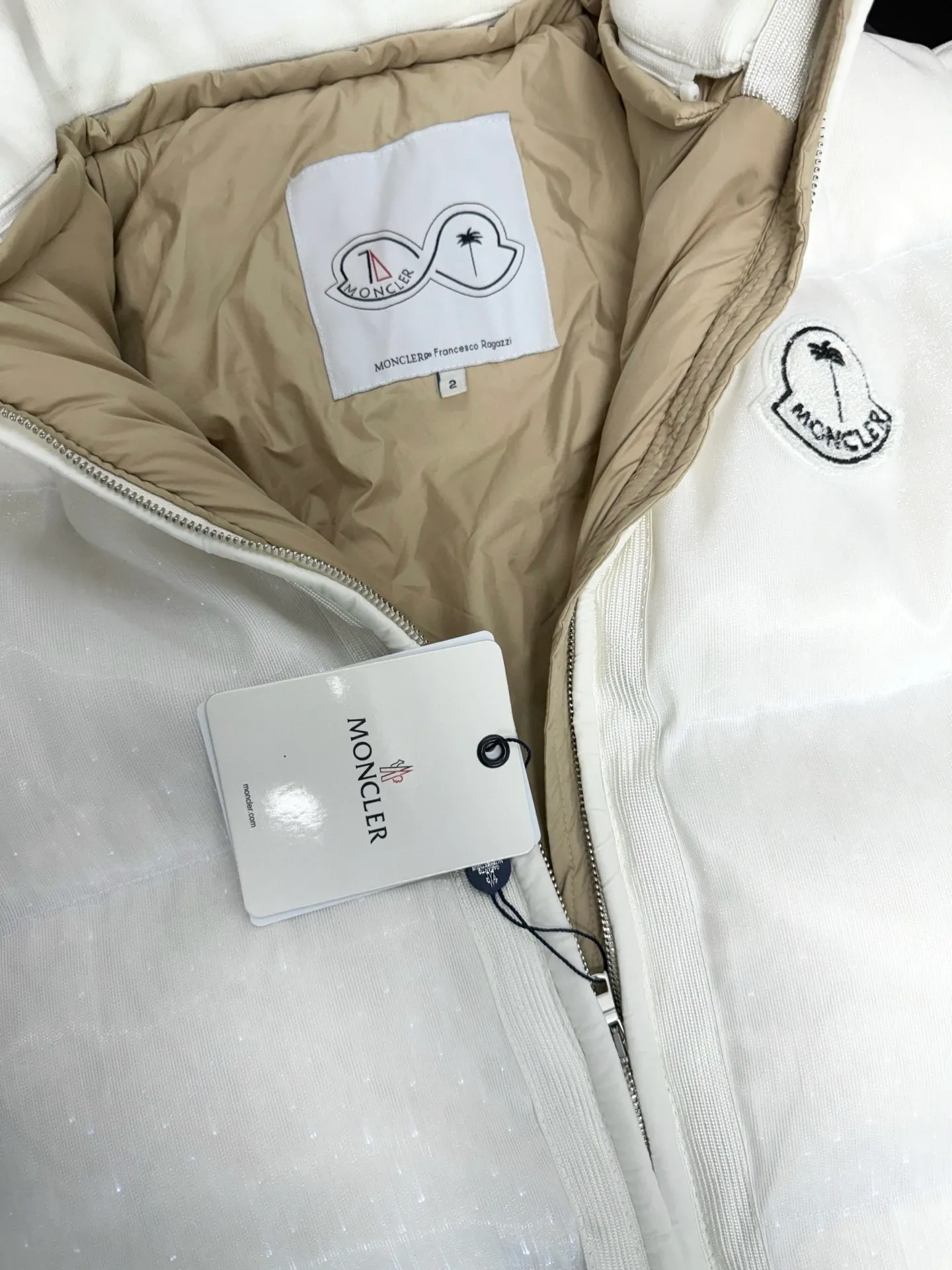 P1380 Moncler's new light-emitting light down jacket. It is a futuristic style with a sense of technology. It is definitely cool and attracts attention when going out. It is unremarkable during the day, but it is absolutely full of effect when it comes out at night. There is a socket in the pocket for charging. The upper body is like the most beautiful boy on the street. He wears a star. The logo on the chest badge is embellished. The overall personality is fashionable and cool. The upper body is full of velvet, cool and comfortable. Size: 1234