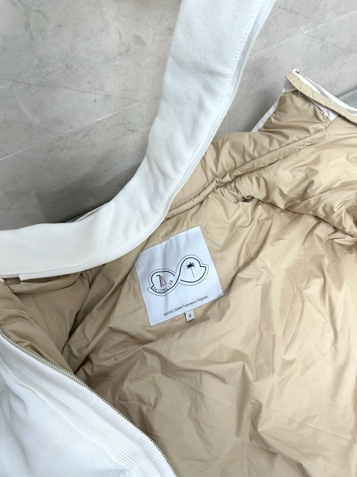 P1380 Moncler's new light-emitting light down jacket. It is a futuristic style with a sense of technology. It is definitely cool and attracts attention when going out. It is unremarkable during the day, but it is absolutely full of effect when it comes out at night. There is a socket in the pocket for charging. The upper body is like the most beautiful boy on the street. He wears a star. The logo on the chest badge is embellished. The overall personality is fashionable and cool. The upper body is full of velvet, cool and comfortable. Size: 1234