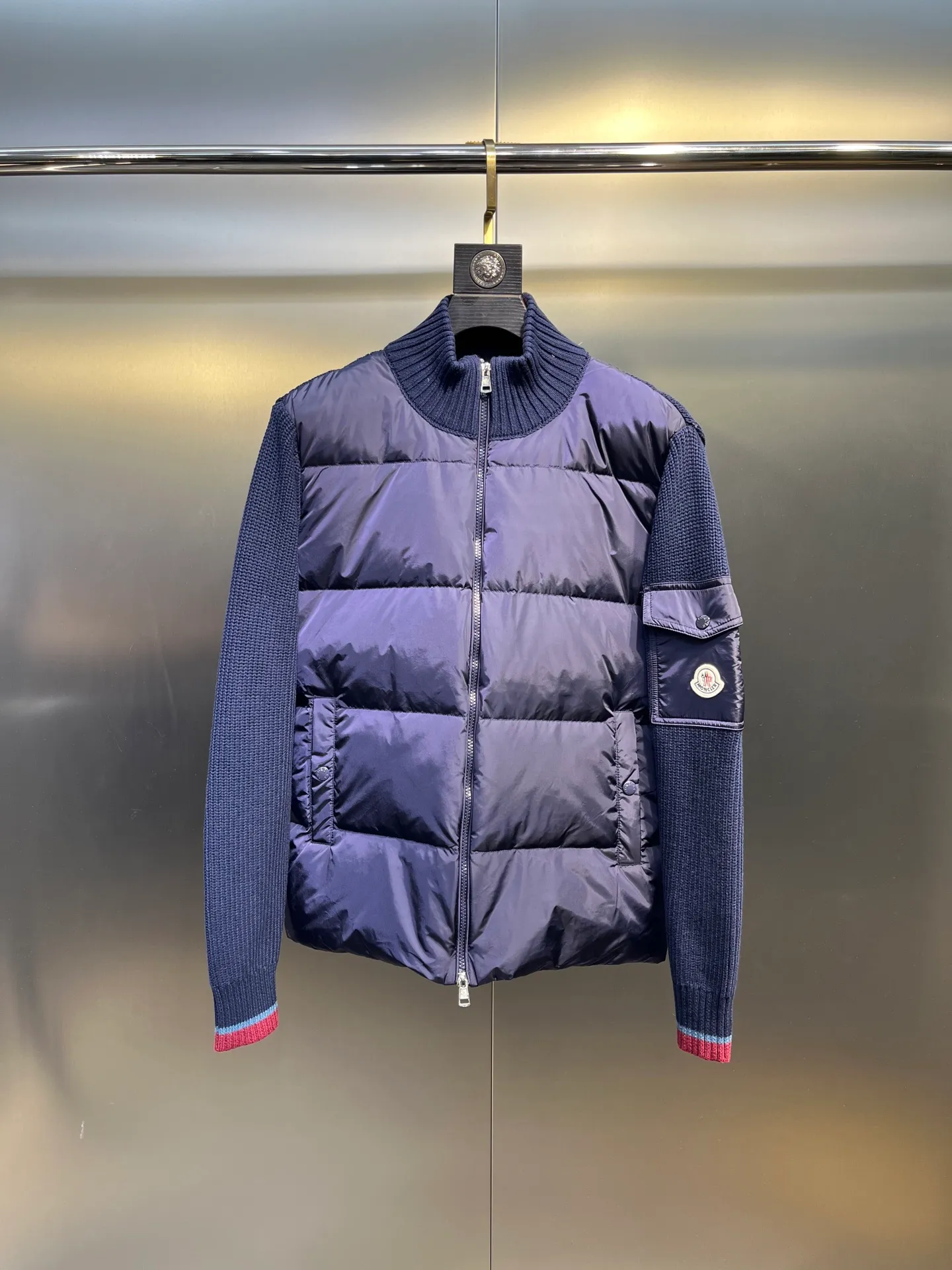 P760 moncler🌟Knitted splicing short stand-up collar This piece directly fits my aesthetic. The snap-button pocket design is super considerate, which is very convenient for daily storage of small items. It also makes the overall shape more neat. It is a blessing for detail control. The high-neck design makes the face smaller, and has excellent windproof and warm effects. It can also look beautiful in the cold wind. The cuffs and collar have contrasting stripes and are filled with 90% white duck, which is fluffy and soft. It has full warmth retention properties. It feels like being wrapped in clouds when worn. It is warm and healing. The shape is also awesome. It can be easily controlled by any body shape regardless of body shape. You can instantly become a fashionista when you put it on. Color: dark coffee, navy blue, black. Size: M-3XL