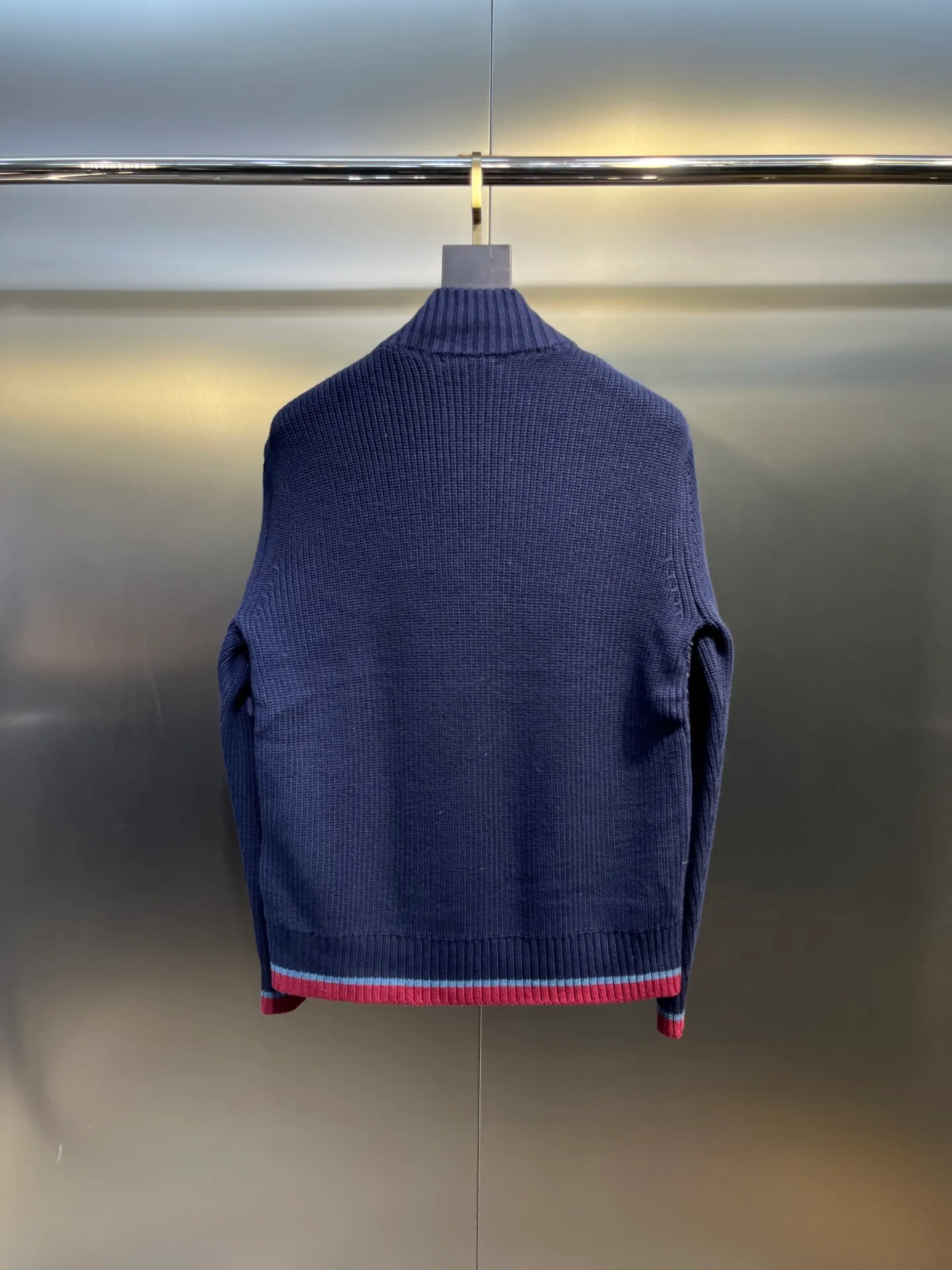 P760 moncler🌟Knitted splicing short stand-up collar This piece directly fits my aesthetic. The snap-button pocket design is super considerate, which is very convenient for daily storage of small items. It also makes the overall shape more neat. It is a blessing for detail control. The high-neck design makes the face smaller, and has excellent windproof and warm effects. It can also look beautiful in the cold wind. The cuffs and collar have contrasting stripes and are filled with 90% white duck, which is fluffy and soft. It has full warmth retention properties. It feels like being wrapped in clouds when worn. It is warm and healing. The shape is also awesome. It can be easily controlled by any body shape regardless of body shape. You can instantly become a fashionista when you put it on. Color: dark coffee, navy blue, black. Size: M-3XL