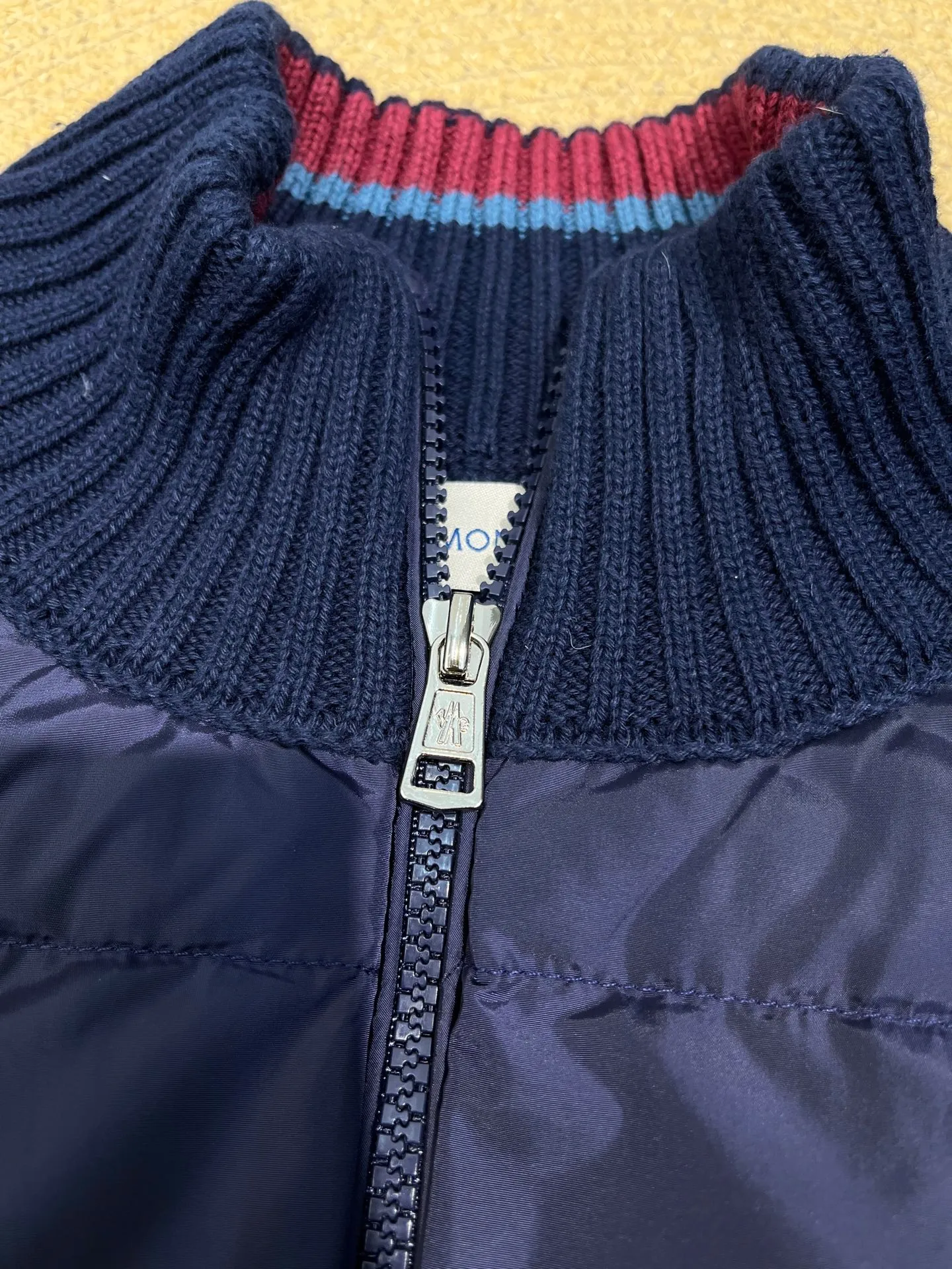 P760 moncler🌟Knitted splicing short stand-up collar This piece directly fits my aesthetic. The snap-button pocket design is super considerate, which is very convenient for daily storage of small items. It also makes the overall shape more neat. It is a blessing for detail control. The high-neck design makes the face smaller, and has excellent windproof and warm effects. It can also look beautiful in the cold wind. The cuffs and collar have contrasting stripes and are filled with 90% white duck, which is fluffy and soft. It has full warmth retention properties. It feels like being wrapped in clouds when worn. It is warm and healing. The shape is also awesome. It can be easily controlled by any body shape regardless of body shape. You can instantly become a fashionista when you put it on. Color: dark coffee, navy blue, black. Size: M-3XL