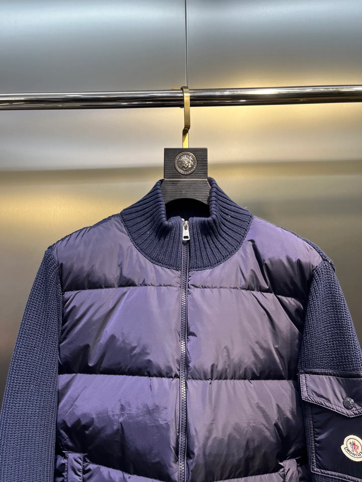 P760 moncler🌟Knitted splicing short stand-up collar This piece directly fits my aesthetic. The snap-button pocket design is super considerate, which is very convenient for daily storage of small items. It also makes the overall shape more neat. It is a blessing for detail control. The high-neck design makes the face smaller, and has excellent windproof and warm effects. It can also look beautiful in the cold wind. The cuffs and collar have contrasting stripes and are filled with 90% white duck, which is fluffy and soft. It has full warmth retention properties. It feels like being wrapped in clouds when worn. It is warm and healing. The shape is also awesome. It can be easily controlled by any body shape regardless of body shape. You can instantly become a fashionista when you put it on. Color: dark coffee, navy blue, black. Size: M-3XL